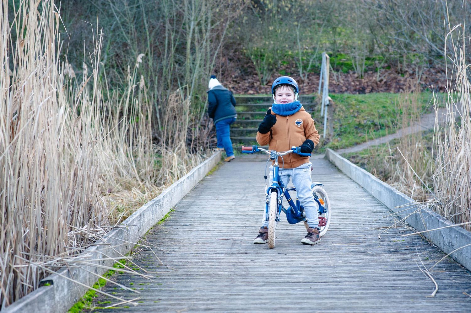 Sortie à vélo en famille, instant de vie naturel capturé par Vincent Bourdeix, photographe lifestyle et famille dans l’Ouest lyonnais.
