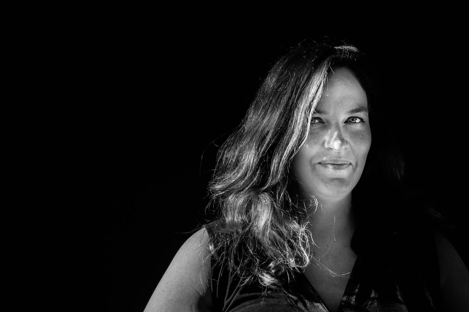 Portrait lumineux d’une femme au naturel, capturé par Vincent Bourdeix, photographe portrait dans l’Ouest lyonnais.