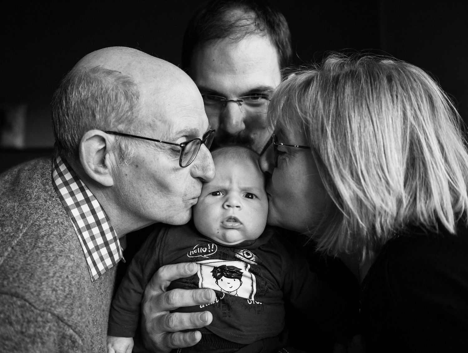 Portrait de famille en noir et blanc plein d’humour et de tendresse, capturé par Vincent Bourdeix, photographe dans l’Ouest lyonnais.