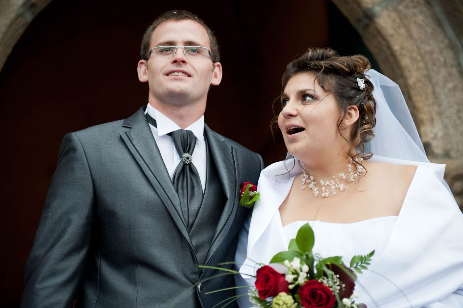 Portrait de couple, émotion vraie à la sortie de l’église. Photographie de mariage en style reportage/naturel, Ouest lyonnais.