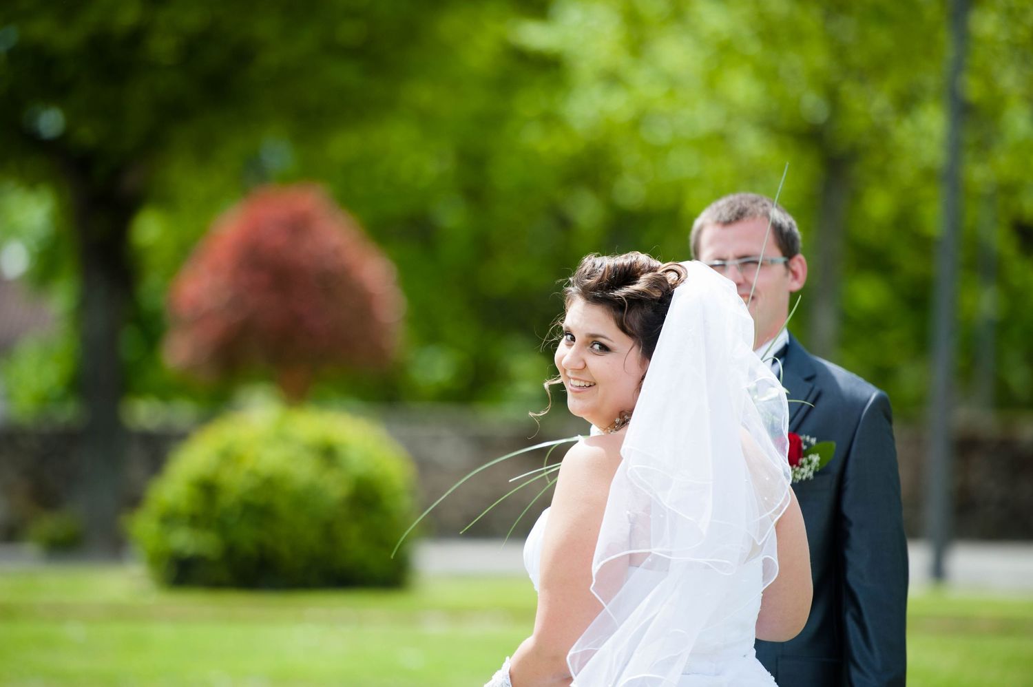 Portrait de couple de jeunes mariés, capté en lumière naturelle par Vincent Bourdeix, photographe mariage et couple dans l’Ouest lyonnais.