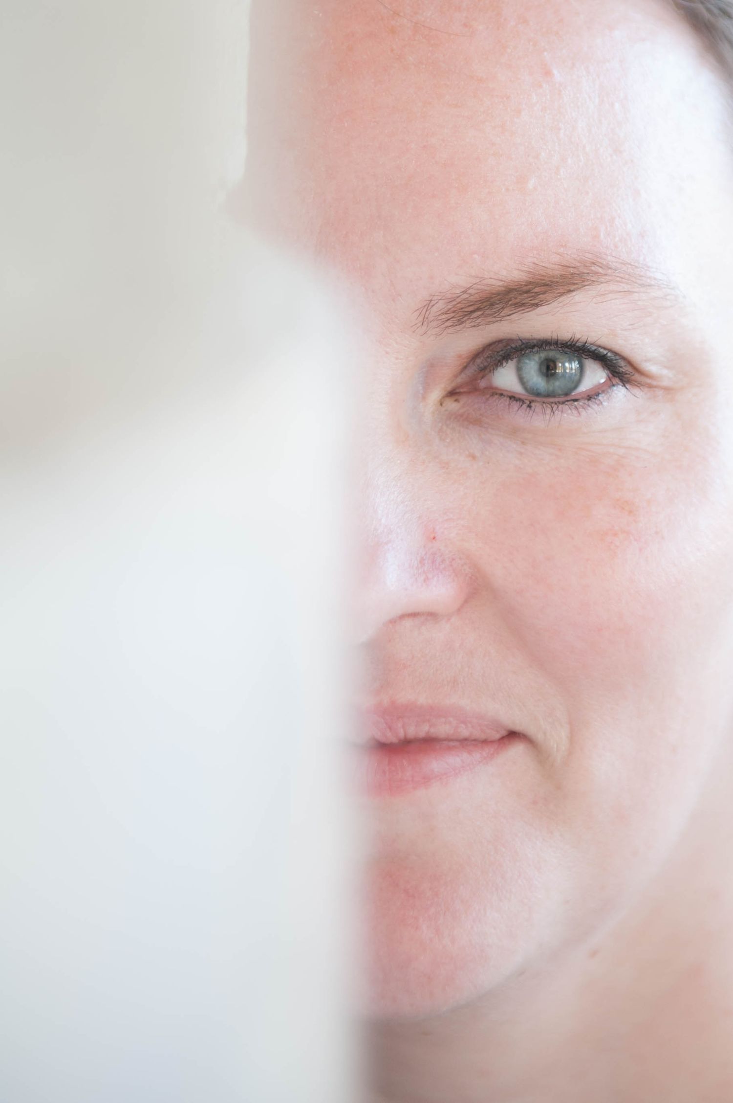 Portrait artistique en lumière douce, ambiance minimaliste, par Vincent Bourdeix, photographe portrait dans l’Ouest lyonnais.