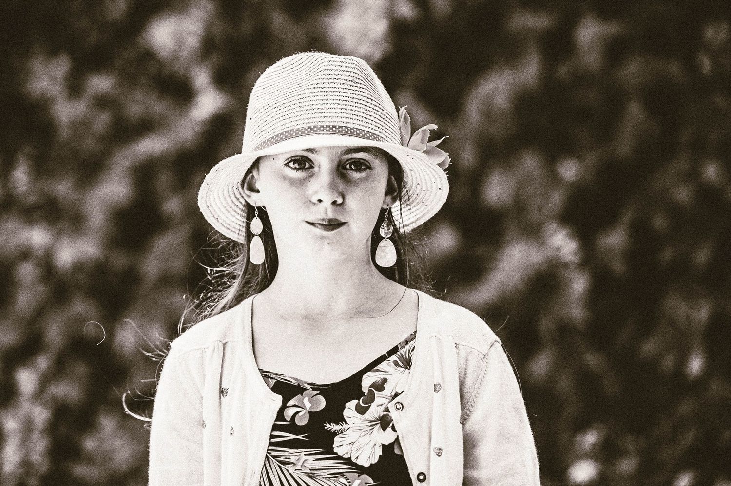 Portrait en noir et blanc d'une enfant, ambiance douce et naturelle. Photographe spécialisé en portrait familial dans l'Ouest lyonnais.
