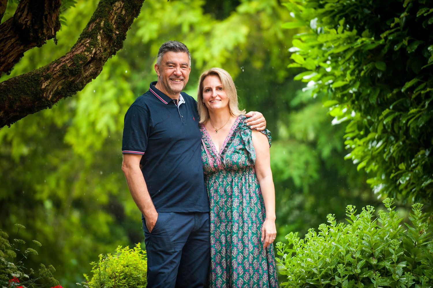 Portrait de couple en extérieur, regard complice, réalisé par Vincent Bourdeix, photographe portrait et lifestyle à l’Ouest de Lyon.