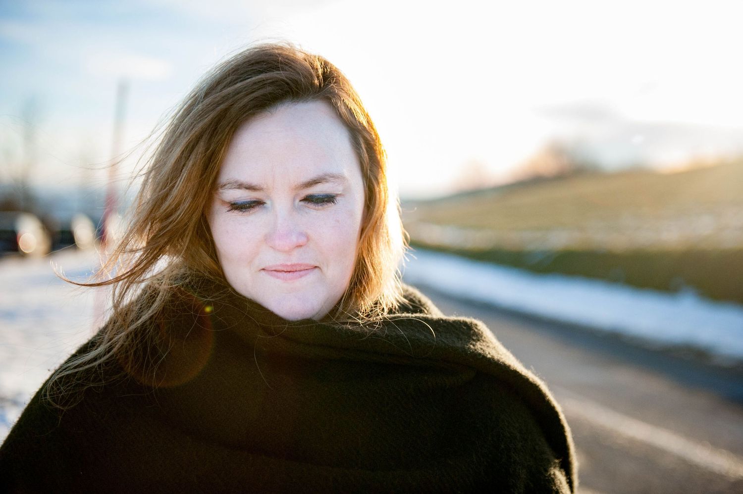 Portrait d’hiver baigné par la lumière dorée de fin d’après-midi, réalisé par Vincent Bourdeix, photographe portrait Ouest lyonnais.