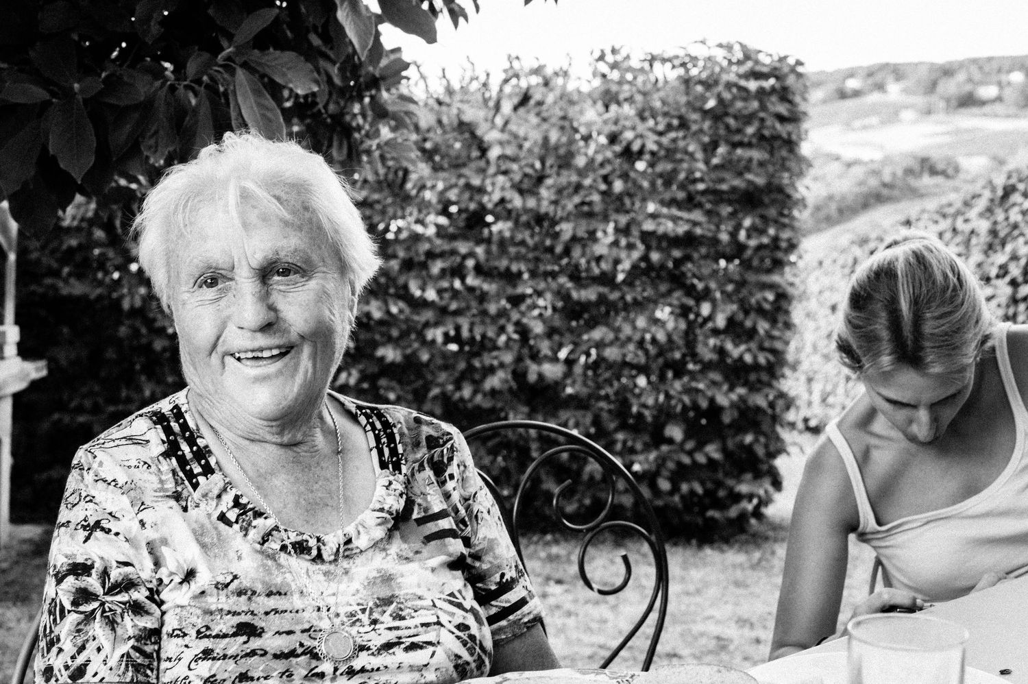 Portrait de famille en noir et blanc, ambiance douce et naturelle, par Vincent Bourdeix, photographe lifestyle à l’Ouest de Lyon.