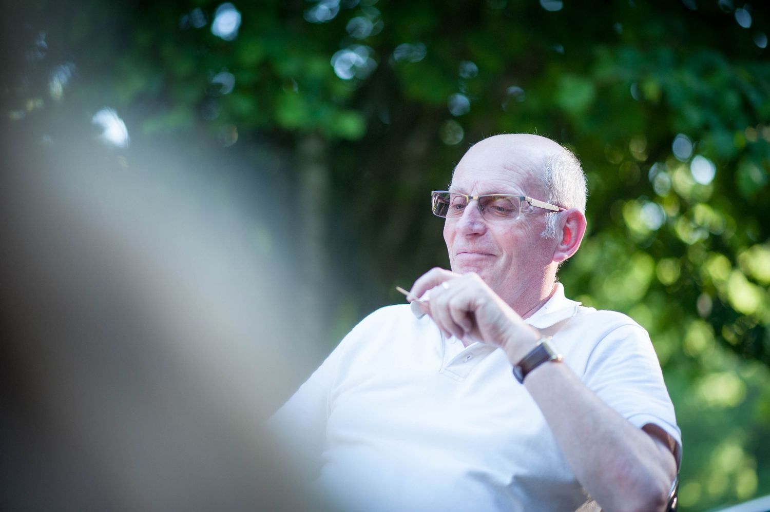 Portrait de famille capturé sur le vif en lumière naturelle. Photographe lifestyle et familial, Vincent Bourdeix – Ouest lyonnais.