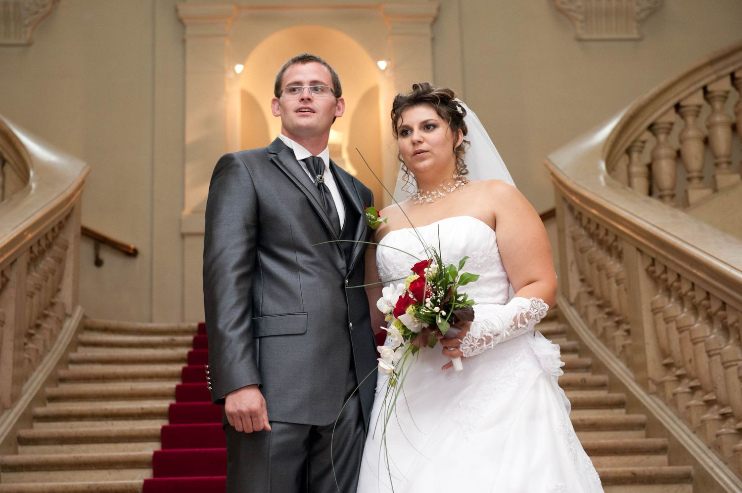 Photo de mariage à la mairie, capturant l'émotion du moment. Photographe de mariage style documentaire, disponible sur Lyon Ouest.
