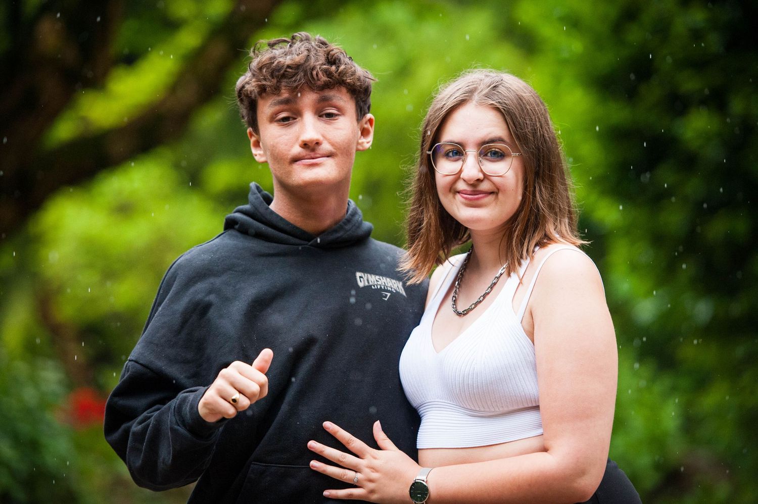 Jeune couple complice sous la pluie, photographié dans un style naturel et spontané par Vincent Bourdeix, photographe de couple dans l’Ouest