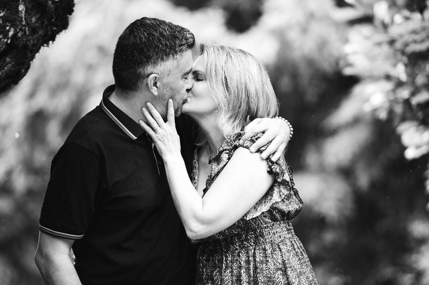Portrait noir et blanc d'un couple dans un moment tendre, créé dans l'Ouest lyonnais. Photographie de couple, style documentaire.