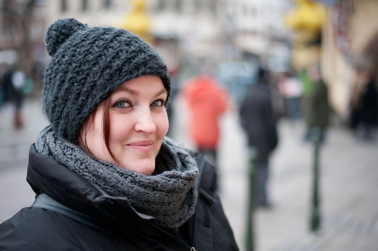 Portrait d'hiver d’un sourire complice, lumière douce et atmosphère chaleureuse. Photographie émotionnelle, Ouest lyonnais.