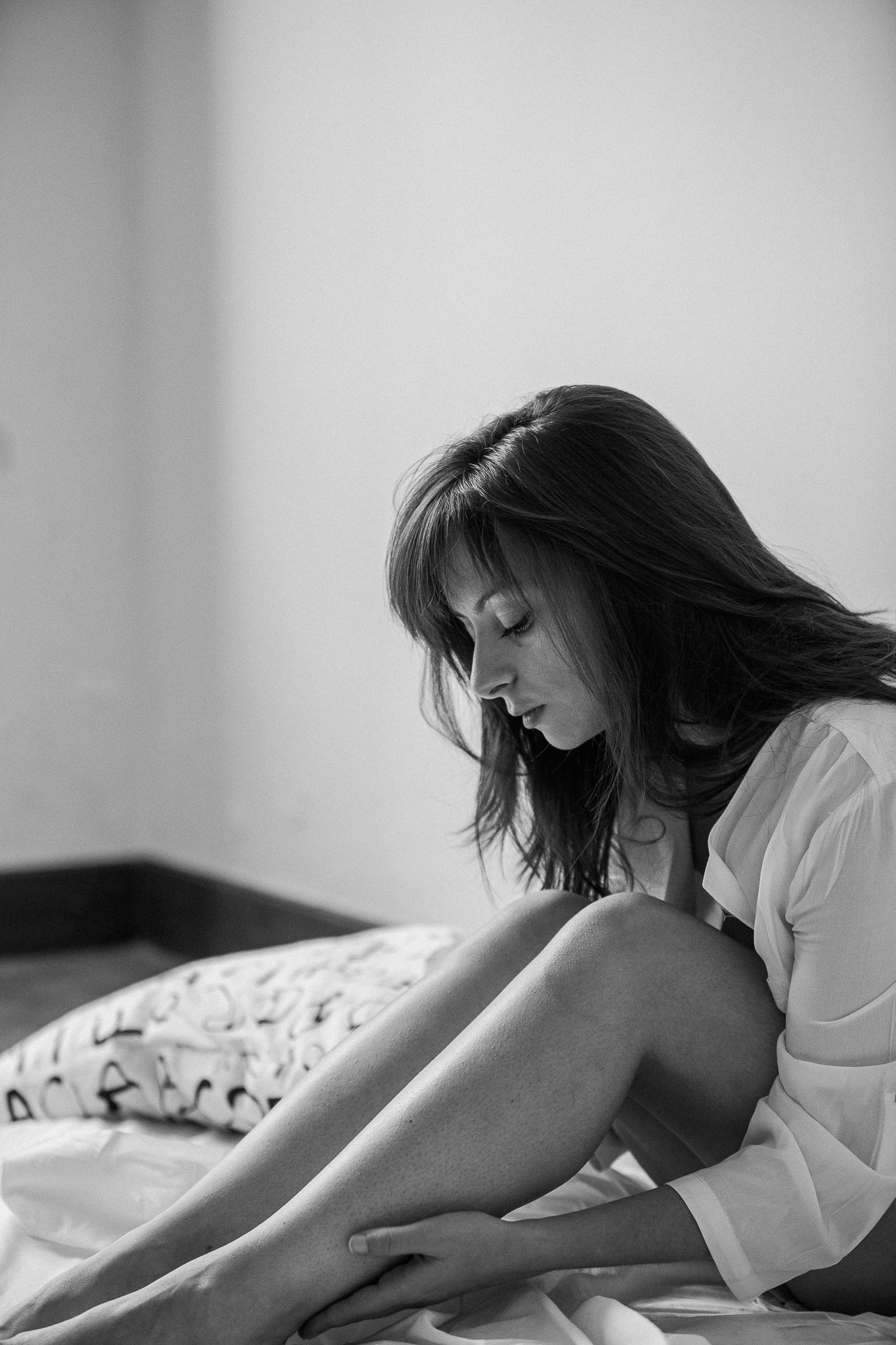 Elegant black and white bedroom photography sequence in natural light.