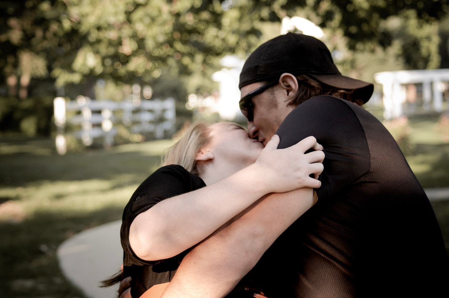 Romantic lifestyle photography of a couple kissing in a dip outdoors in Colorado