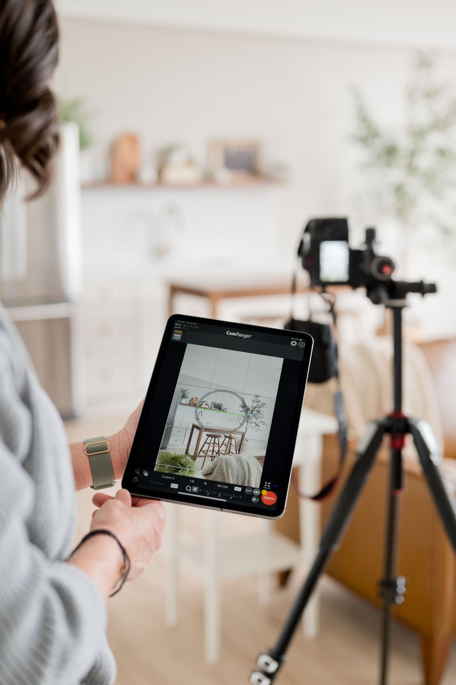 Camera screen display showing interior photography setup.