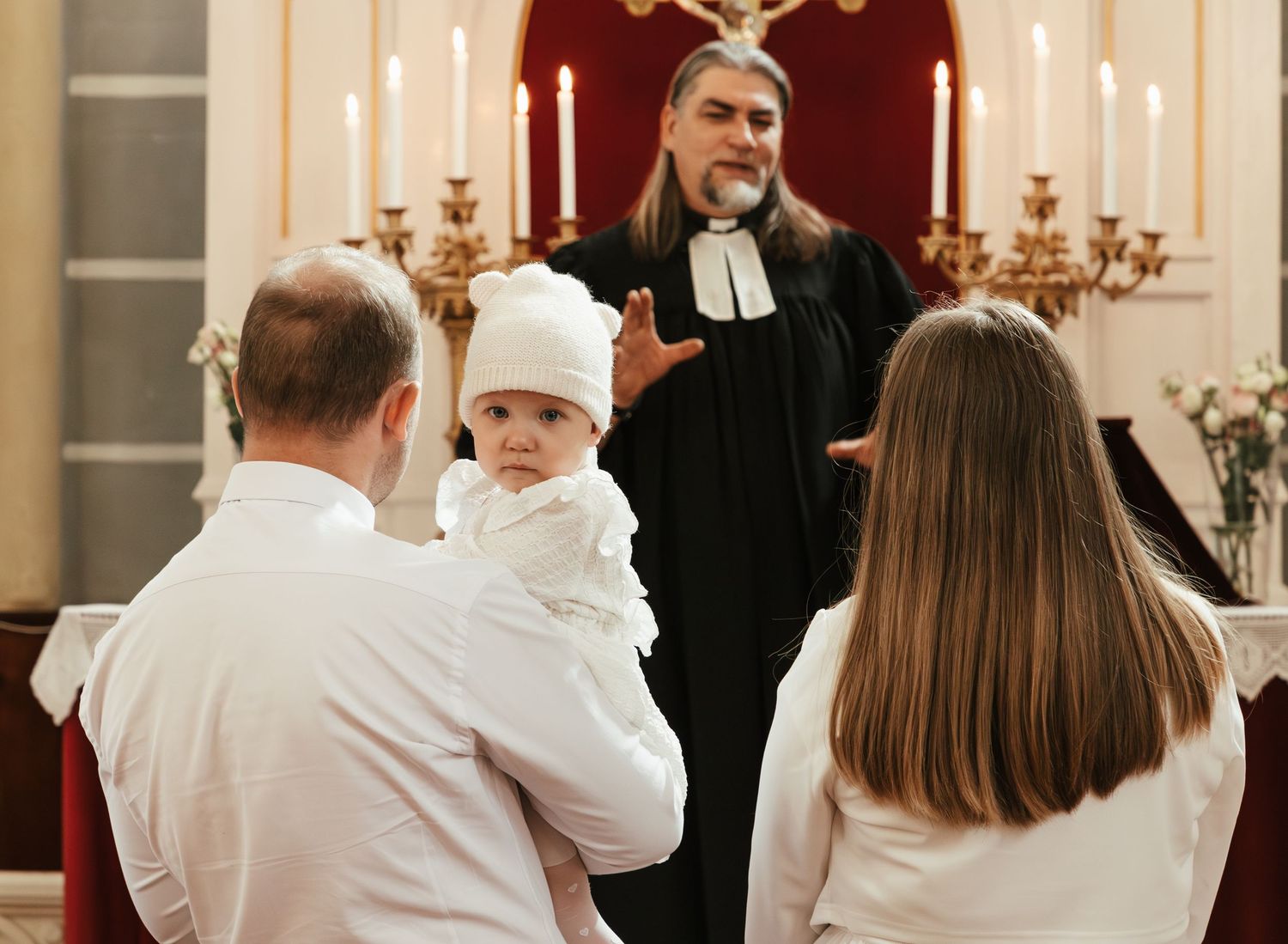 Mācītājs svētī visus klātesošos.