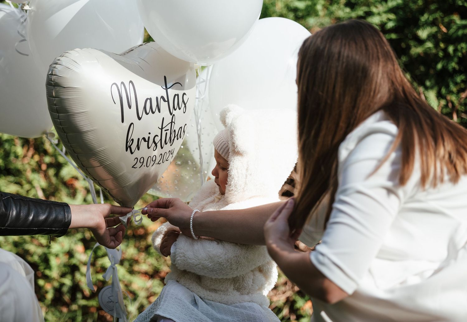 Mamma dod meitai paturēt balonus.