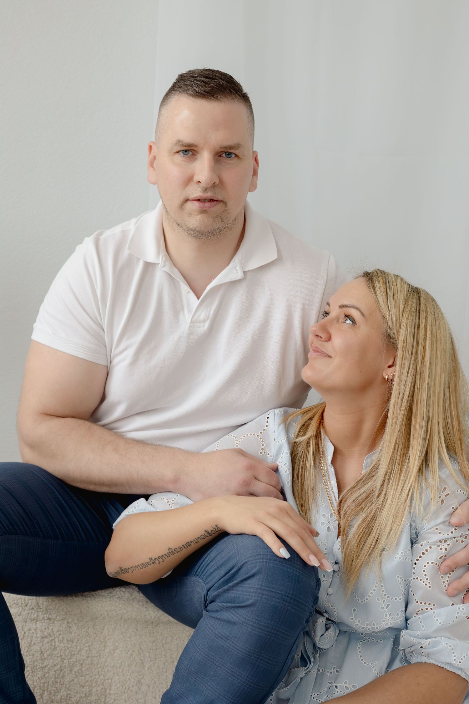 Vīrietis un sieviete fotostudijā.