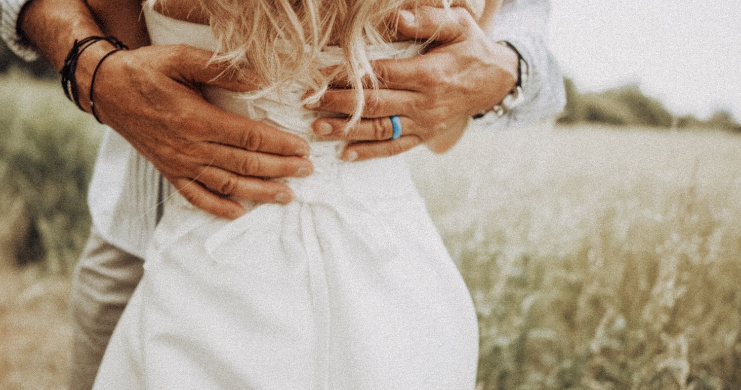 Detailní fotografie rukou nevěsty a ženicha