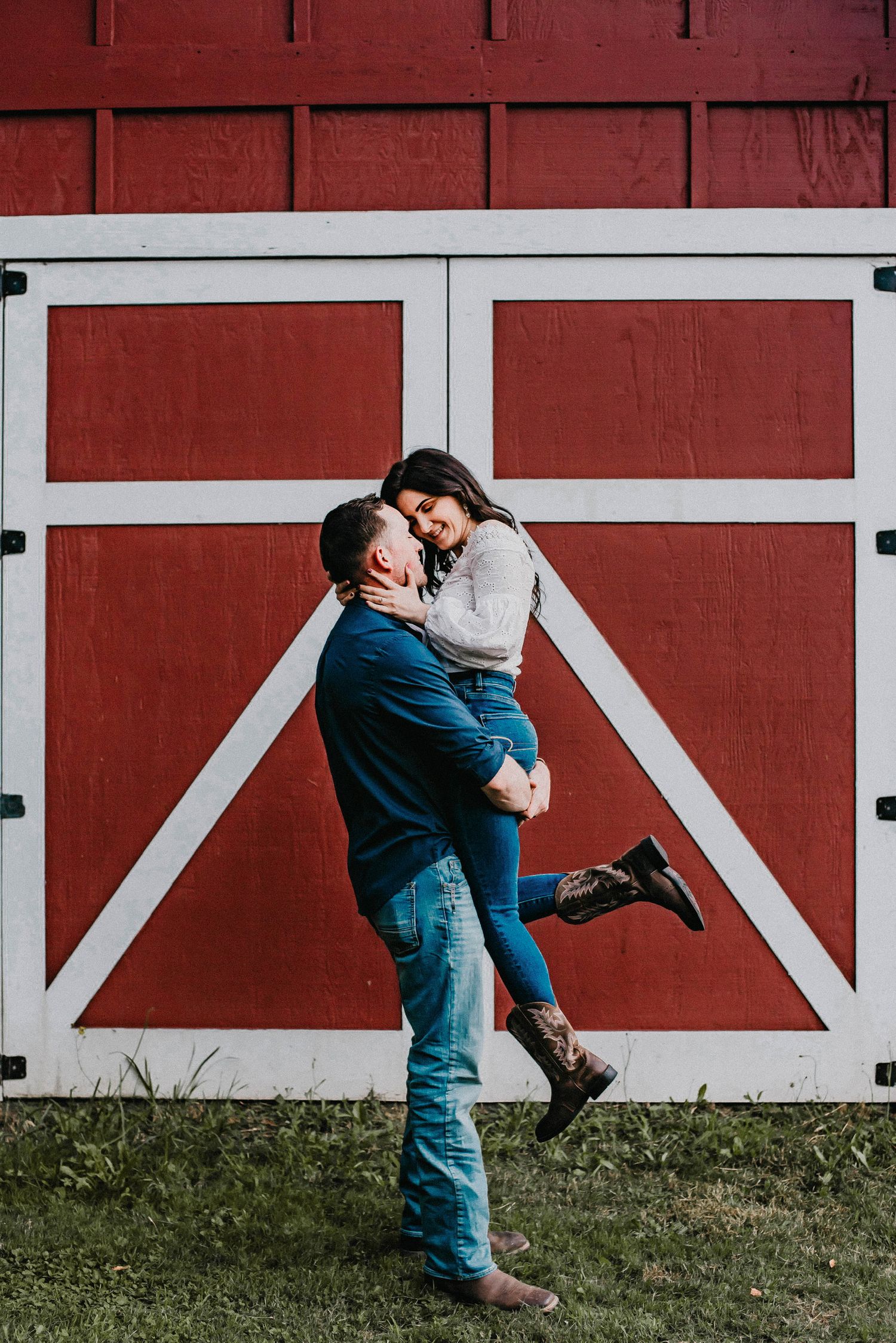 Family photos with red barn