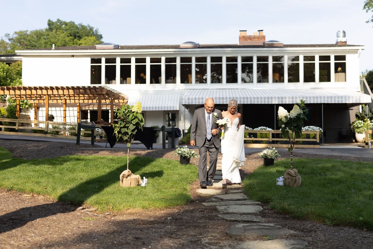 Outdoor Wedding photography at a summer wedding at the Tanglewood Club in Chagrin Falls, Ohio by Sarah Marie Studio.