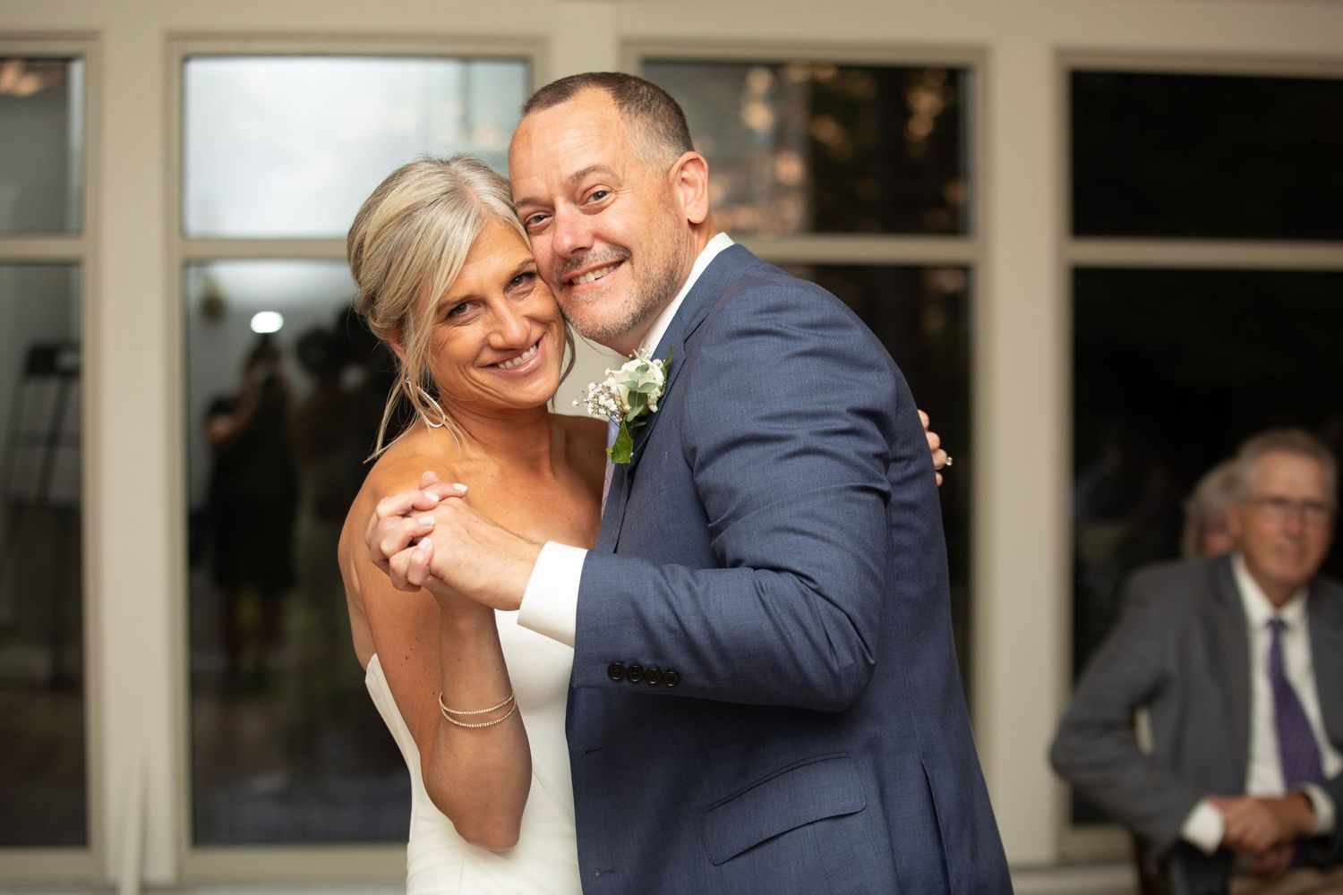 Candid wedding photography at a summer wedding at the Tanglewood Club in Chagrin Falls, Ohio by Sarah Marie Studio.