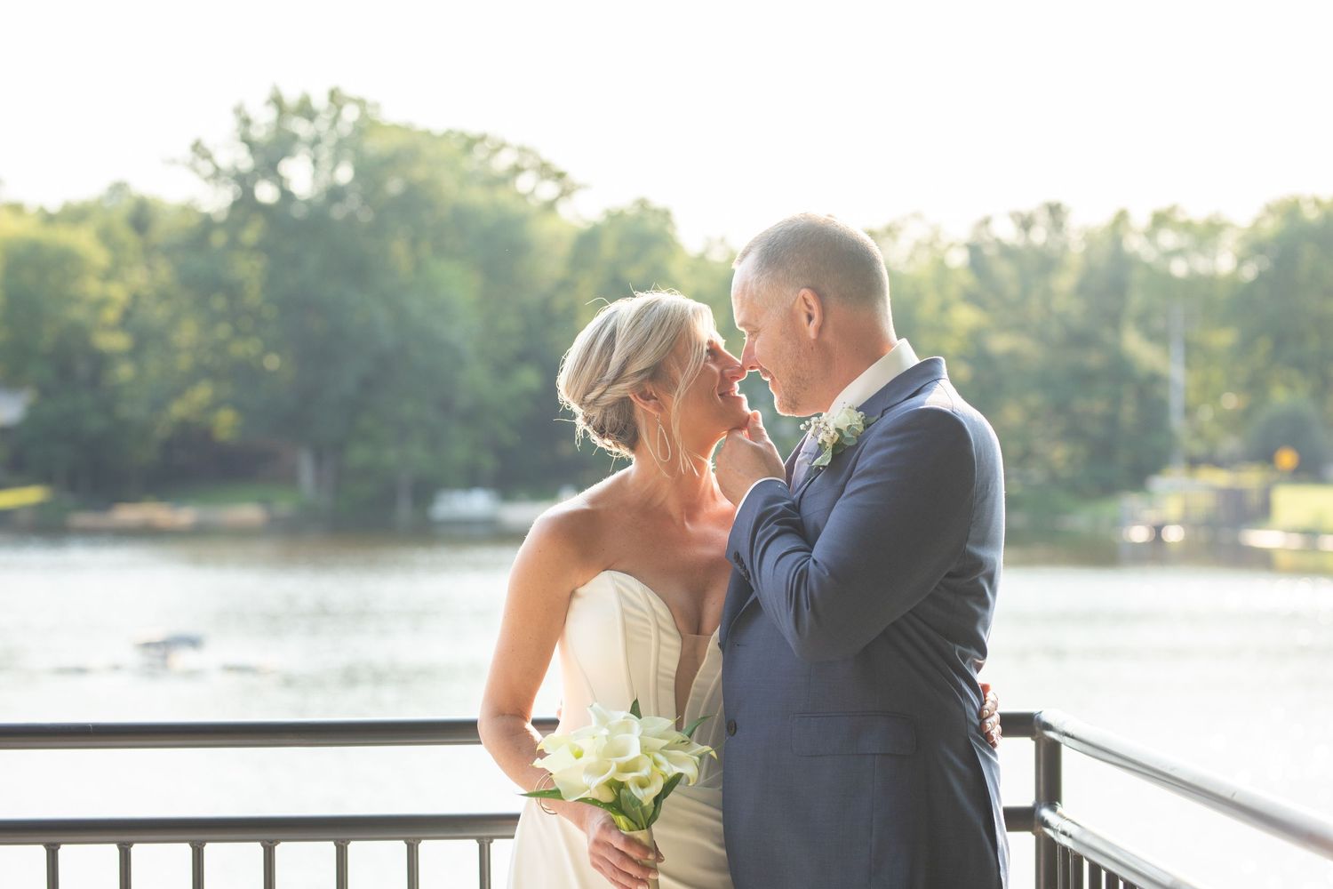 Wedding photography at a summer wedding at the Tanglewood Club in Chagrin Falls, Ohio by Sarah Marie Studio.