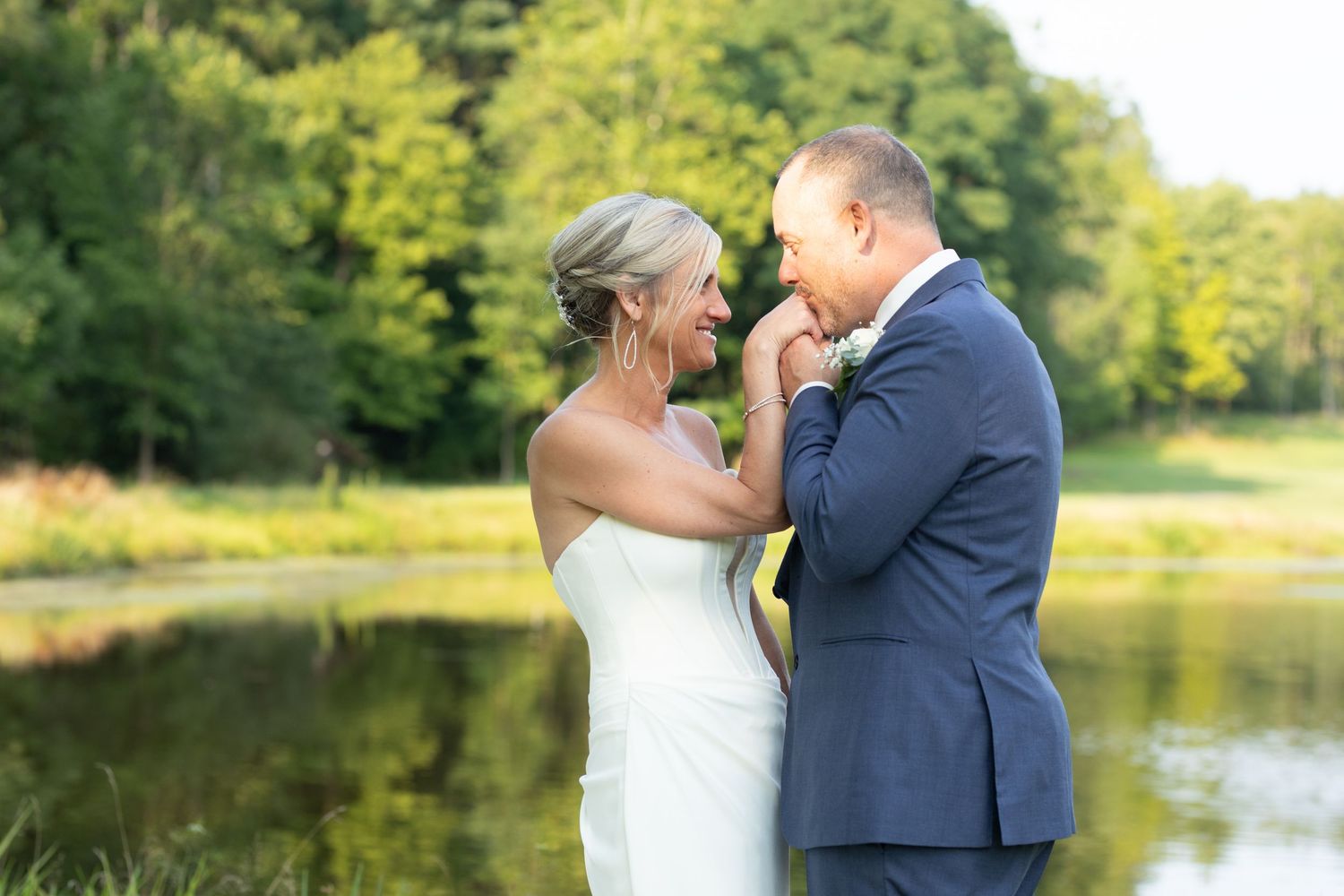 Wedding photography at a summer wedding at the Tanglewood Club in Chagrin Falls, Ohio by Sarah Marie Studio.
