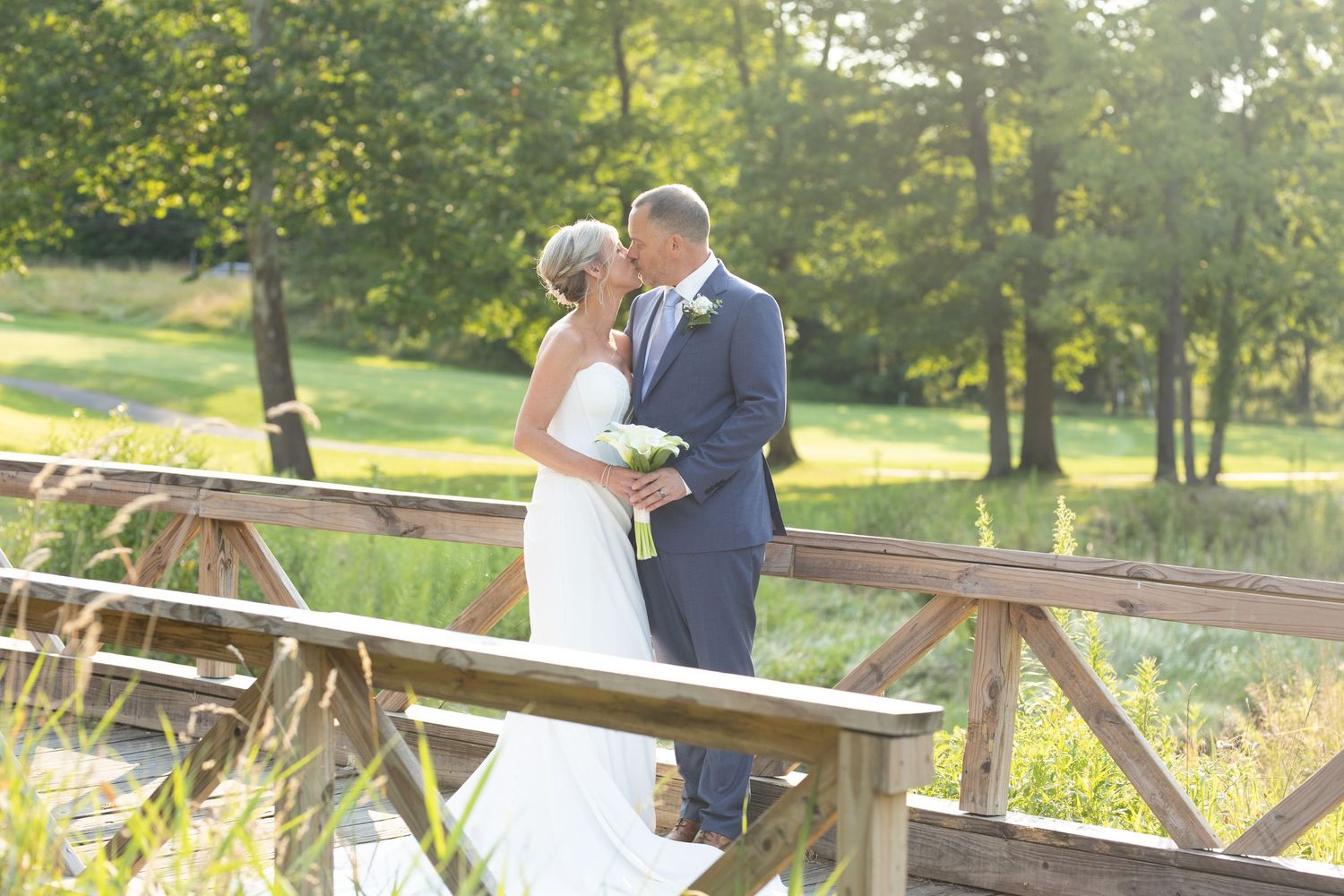 Wedding photography at a summer wedding at the Tanglewood Club in Chagrin Falls, Ohio by Sarah Marie Studio.