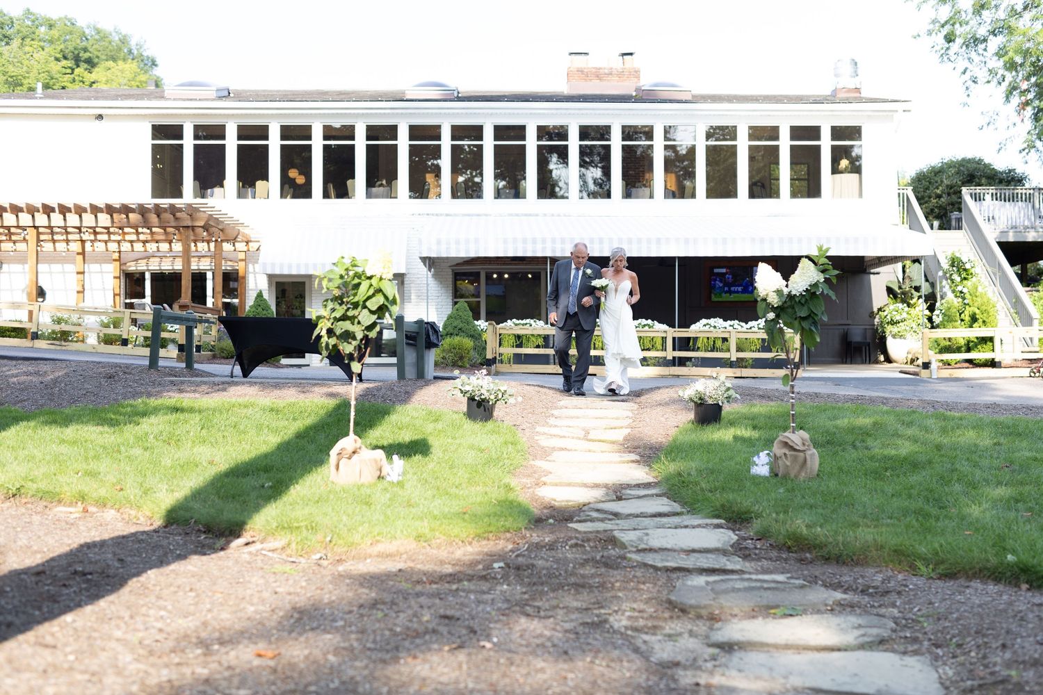 Outdoor Wedding photography at a summer wedding at the Tanglewood Club in Chagrin Falls, Ohio by Sarah Marie Studio.