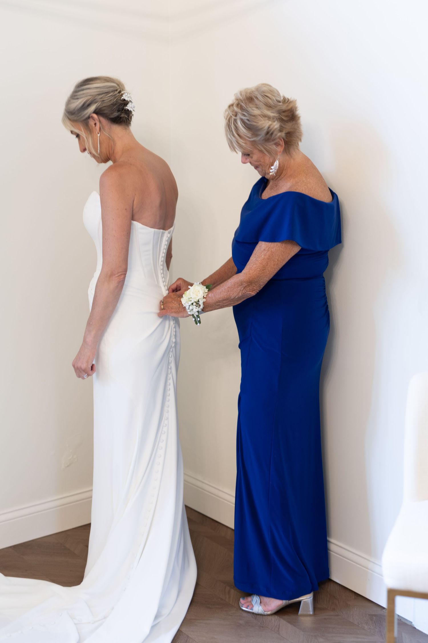 candid wedding photography at a summer wedding at the Tanglewood Club in Chagrin Falls, Ohio by Sarah Marie Studio.