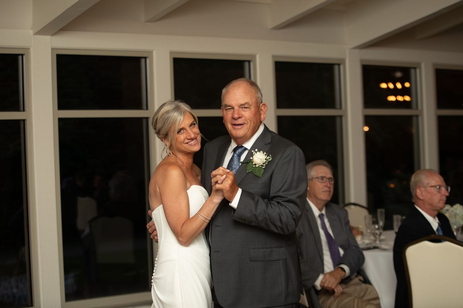 Candid wedding photography at a summer wedding at the Tanglewood Club in Chagrin Falls, Ohio by Sarah Marie Studio.