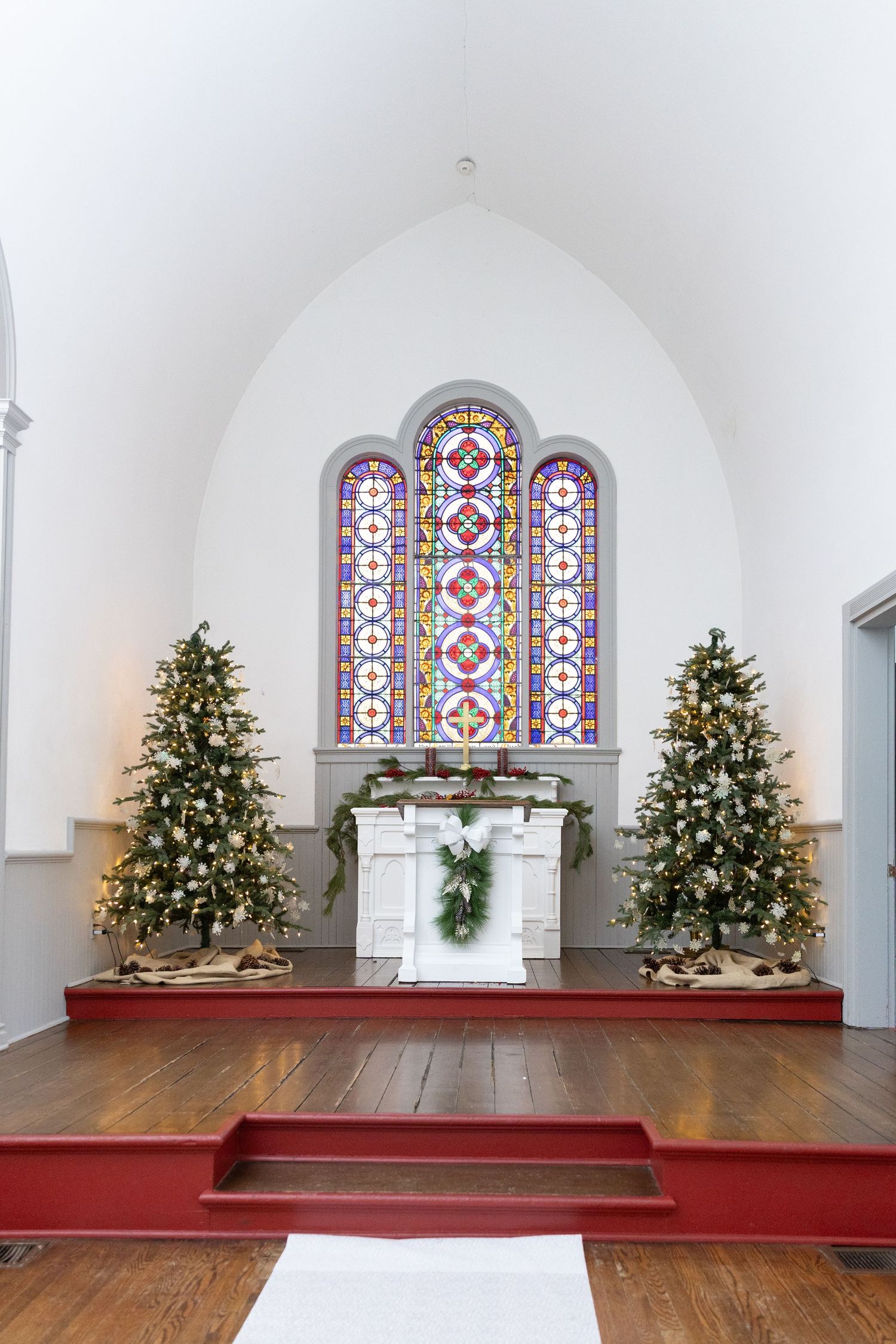 Indoor wedding ceremony at St. James Meeting House in Boardman, Ohio captured by Sarah Marie Studio