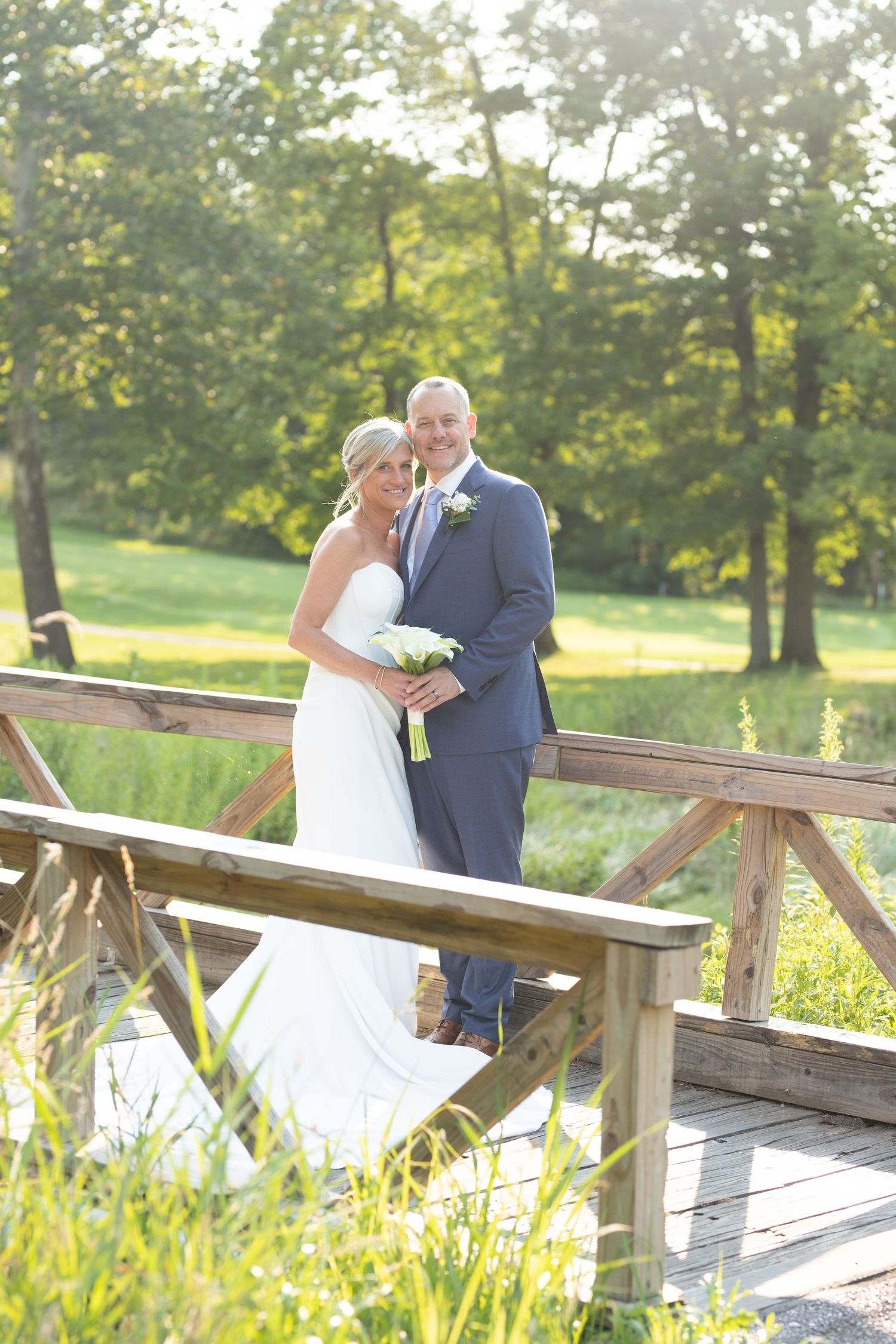 Wedding photography at a summer wedding at the Tanglewood Club in Chagrin Falls, Ohio by Sarah Marie Studio.