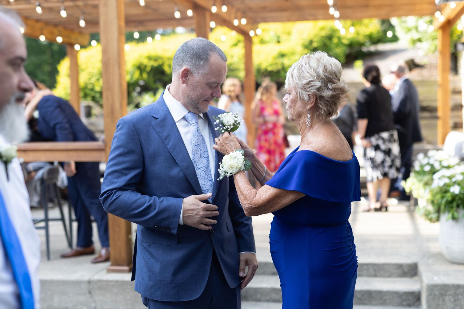 candid wedding photography at a summer wedding at the Tanglewood Club in Chagrin Falls, Ohio by Sarah Marie Studio.