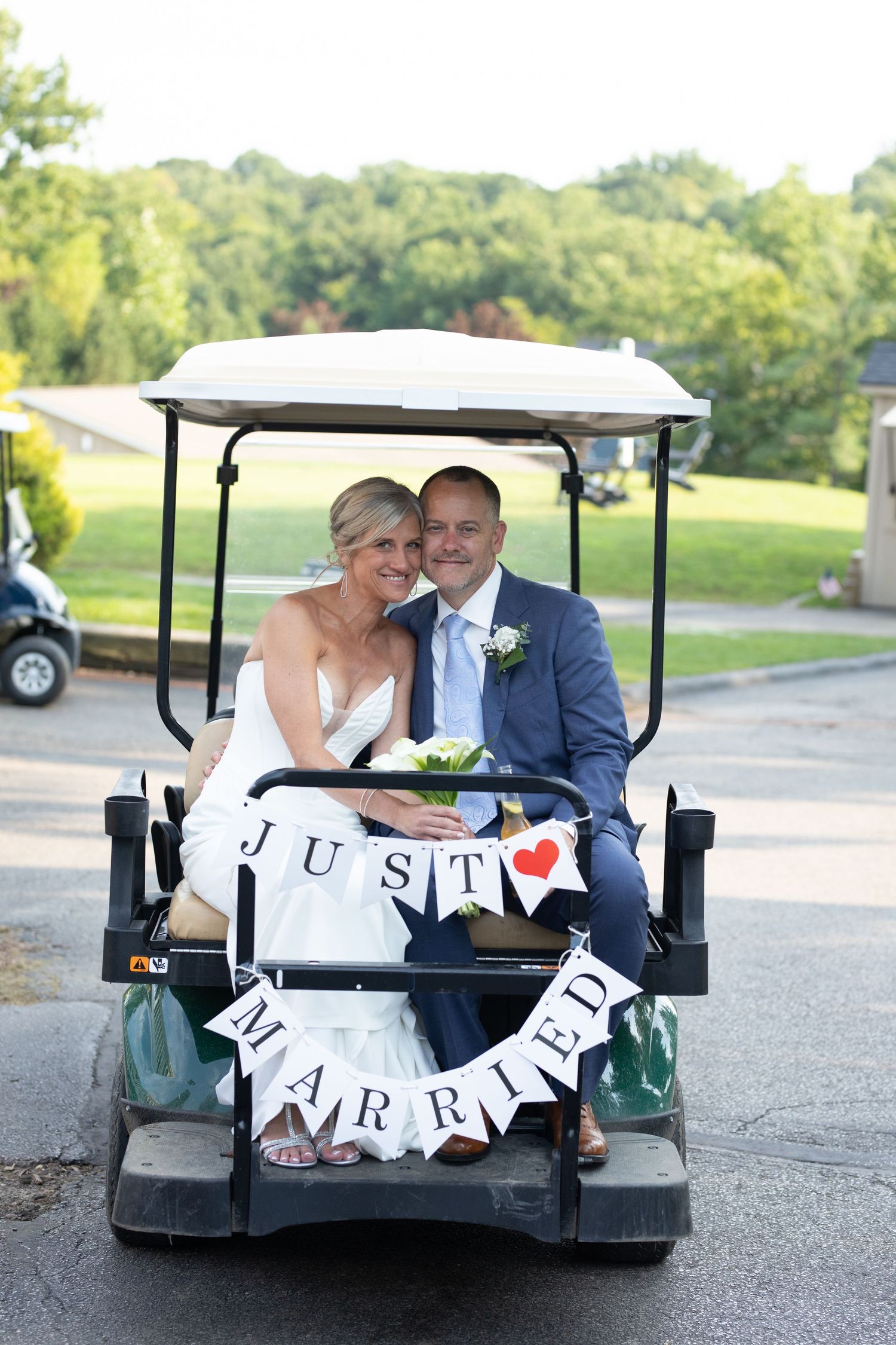 Wedding photography at a summer wedding at the Tanglewood Club in Chagrin Falls, Ohio by Sarah Marie Studio.
