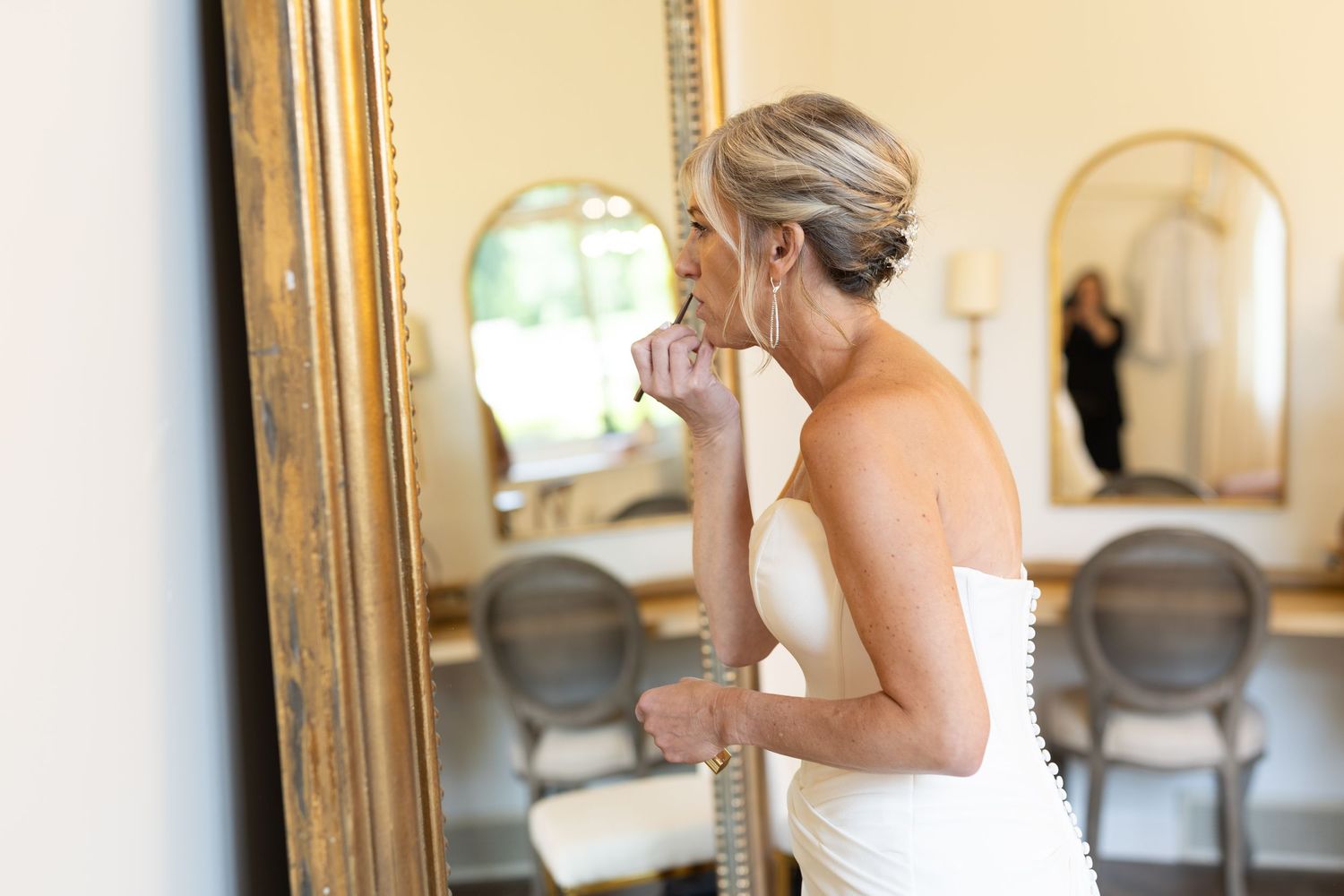 candid wedding photography at a summer wedding at the Tanglewood Club in Chagrin Falls, Ohio by Sarah Marie Studio.