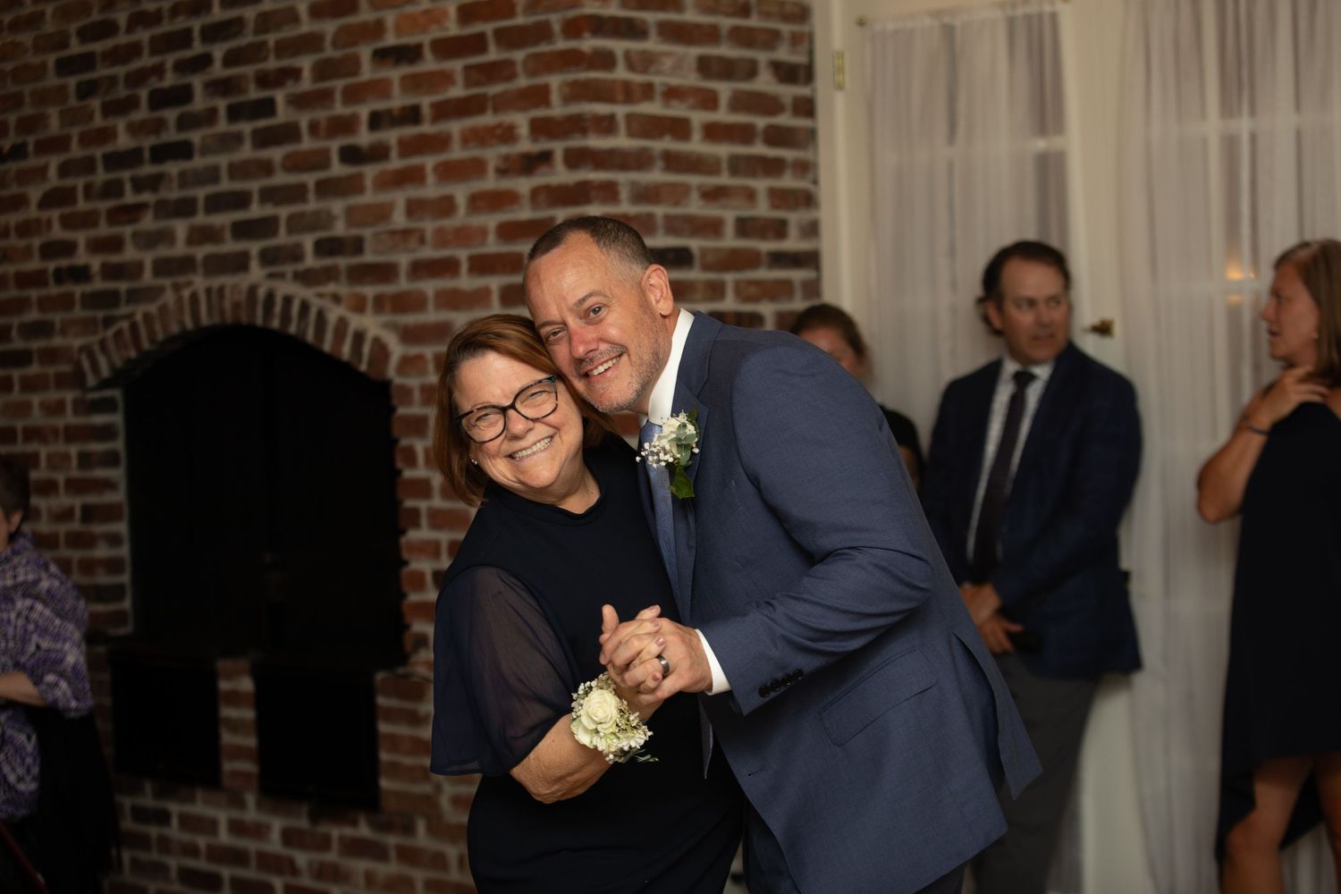 Candid wedding photography at a summer wedding at the Tanglewood Club in Chagrin Falls, Ohio by Sarah Marie Studio.