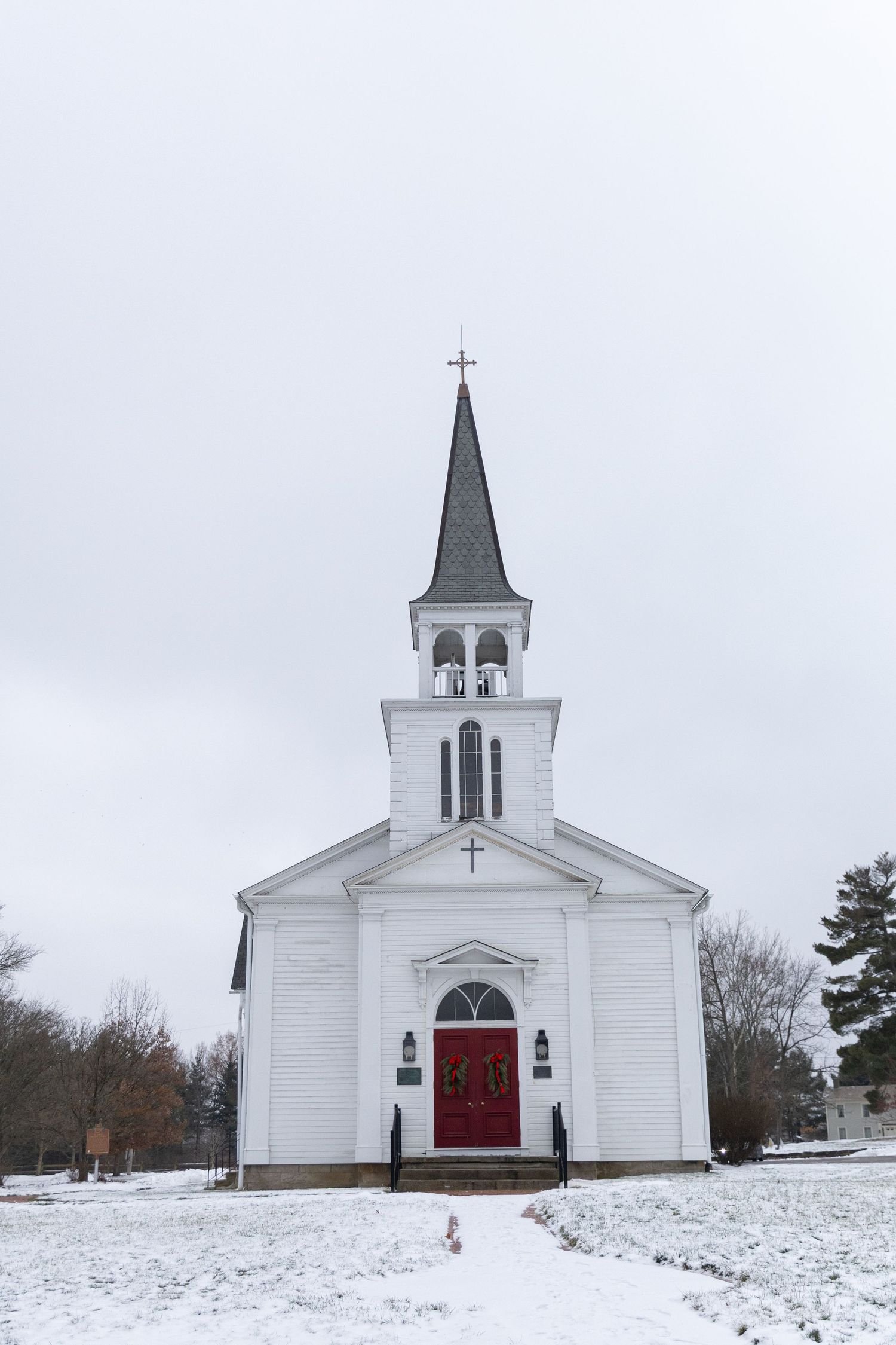 Indoor wedding ceremony at St. James Meeting House in Boardman, Ohio captured by Sarah Marie Studio