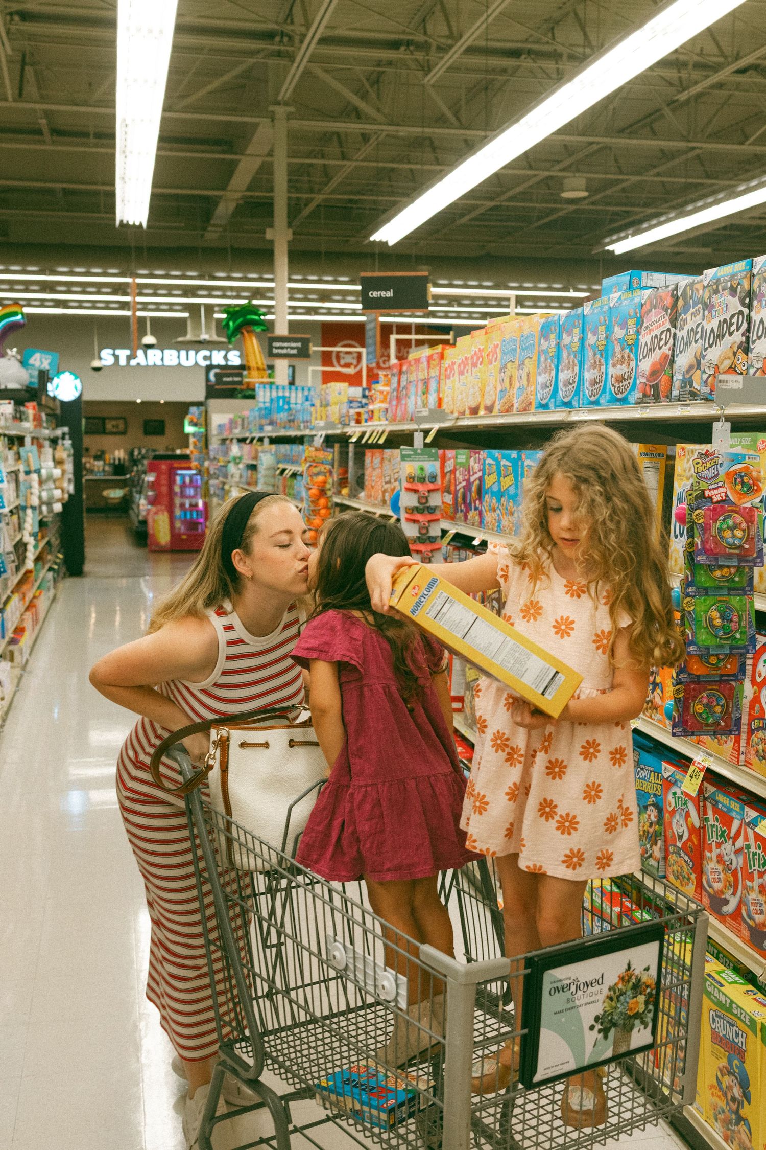 Grocery story motherhood session. Mom and kids session going grocery shopping. Retro, fun, fresh. Trendy photoshoot ideas.