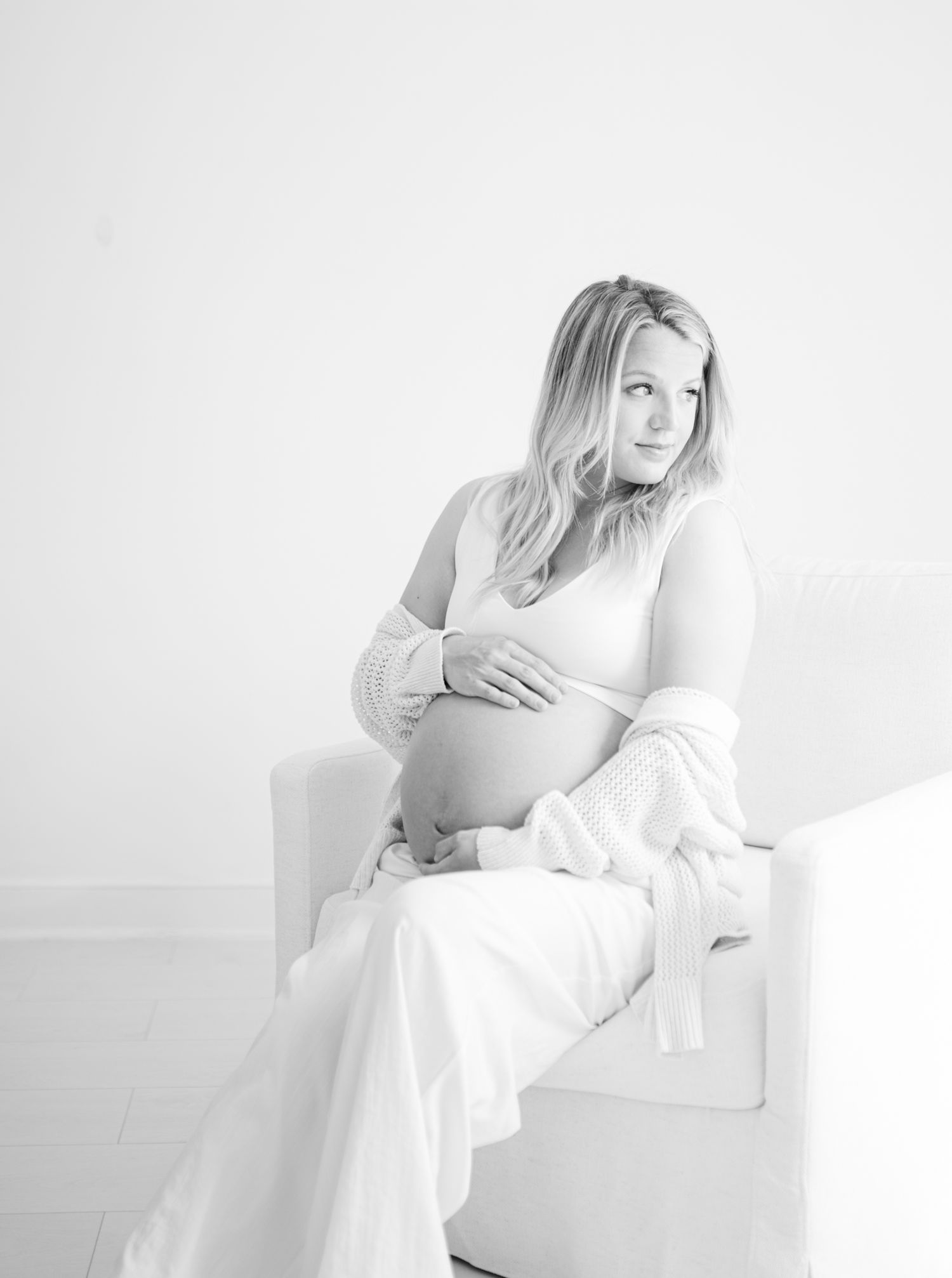classic black and white image of pregnant mom holding her belly by Richmond newborn photographer