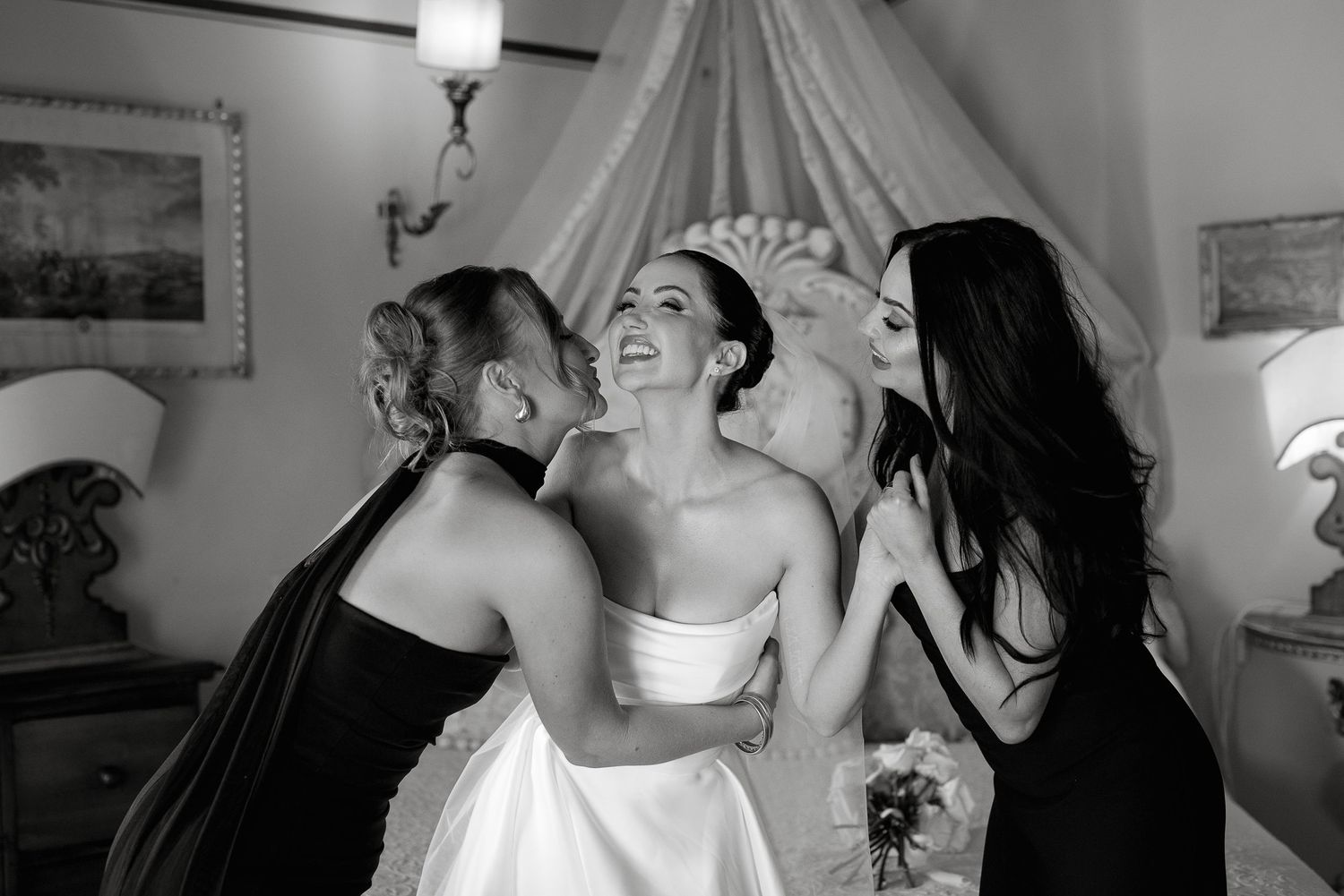 Joyful bride and bridesmaids sharing a laugh during prep at an exclusive Umbrian venue. Emotion captured by Gradisca Portento.