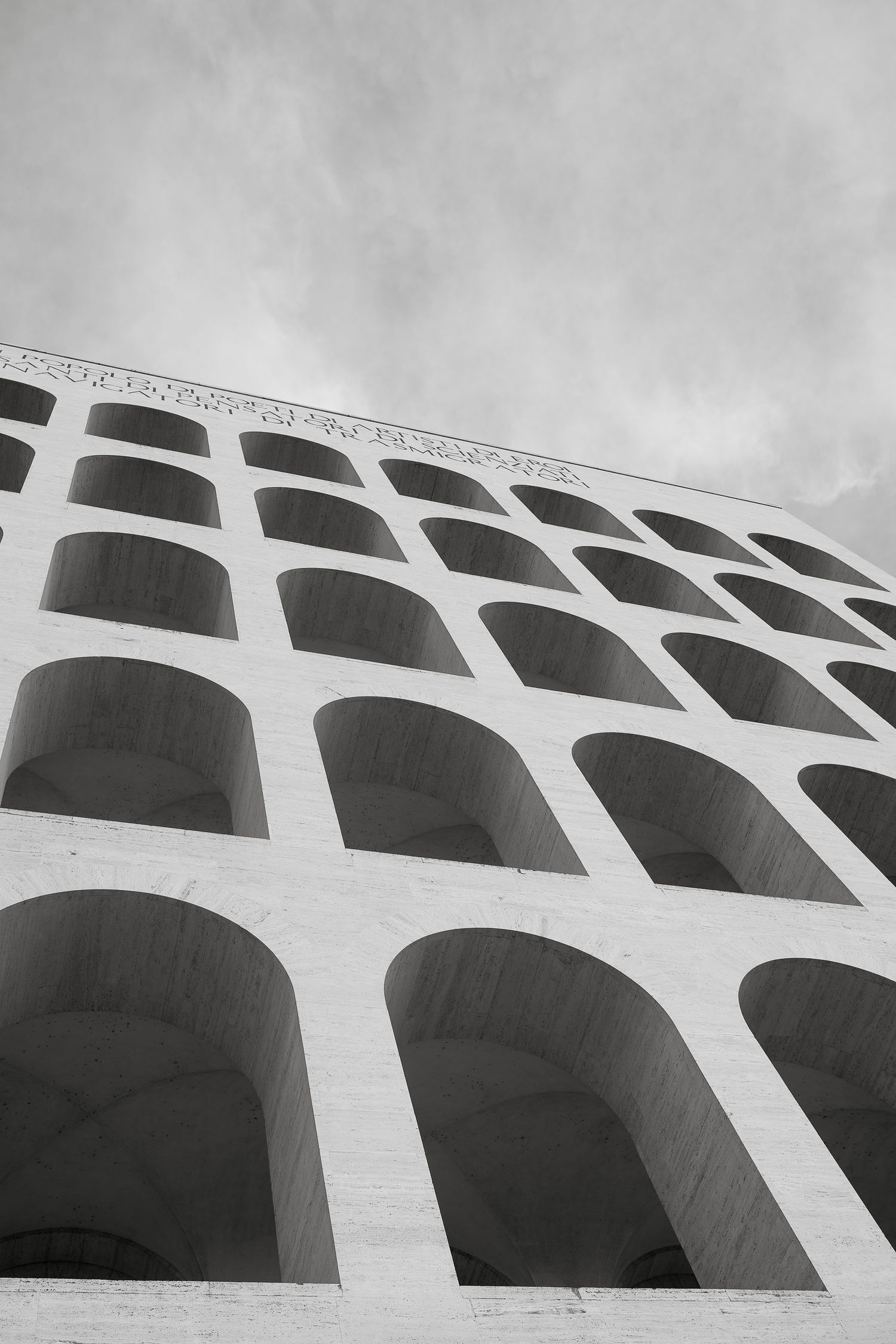 Palazzo della Civiltà facade in Rome. Chic couple portraits during an elegant city wedding.