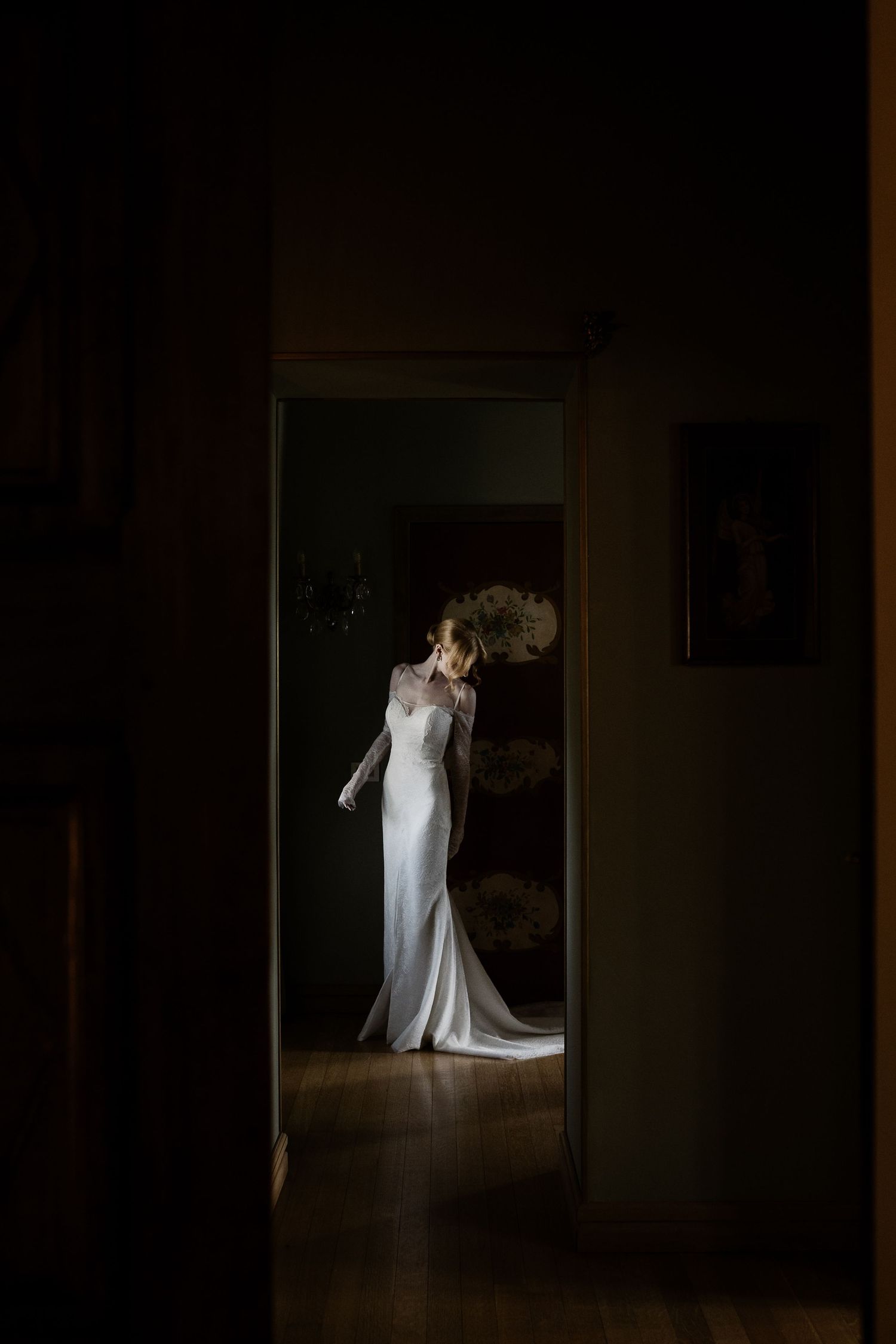 Bridal morning glow in an Umbrian estate. A quiet moment of reflection before heading to the altar at a luxury wedding.