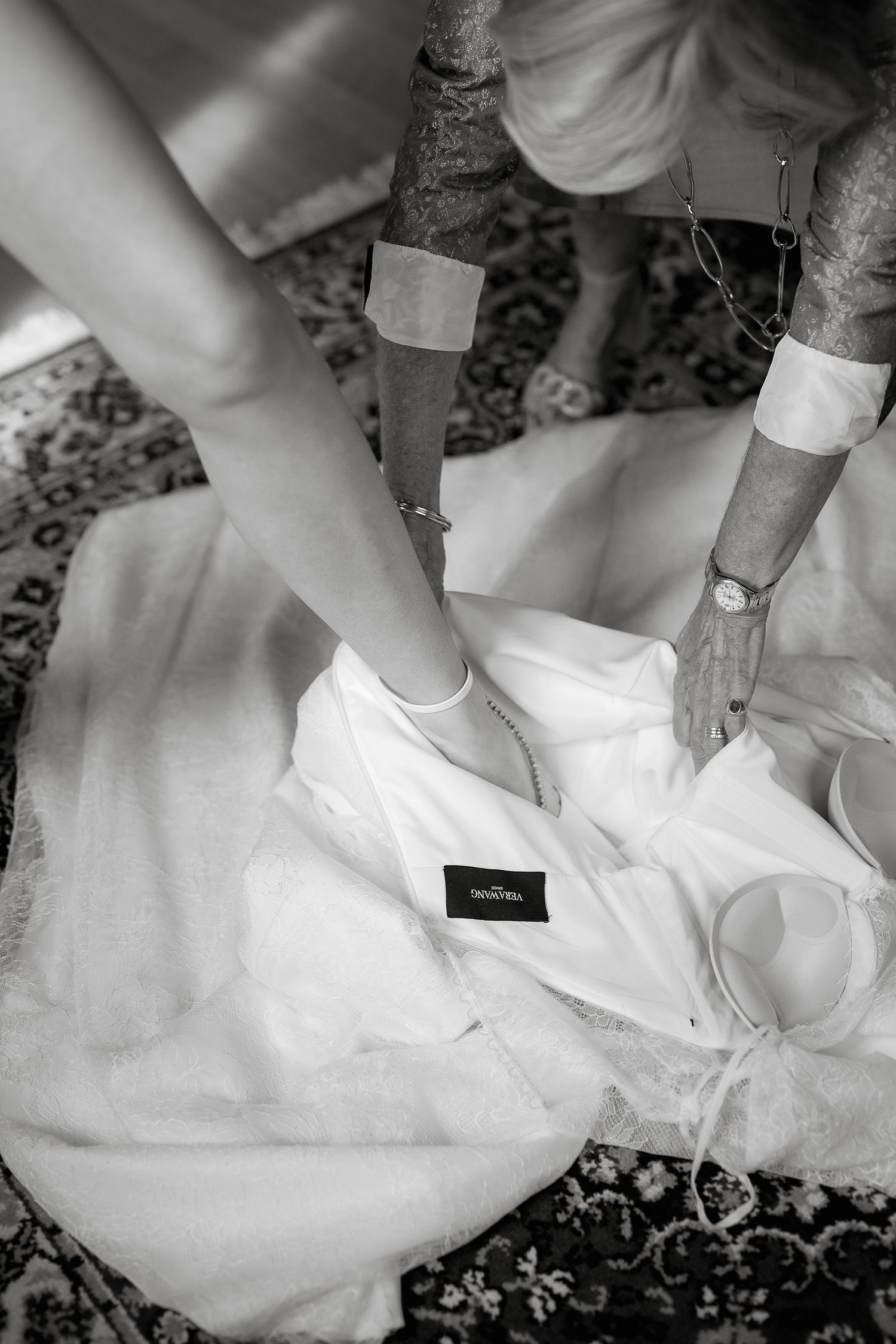 Candid B&W detail of a bride getting ready. Elegant Umbrian wedding morning captured by Gradisca Portento.