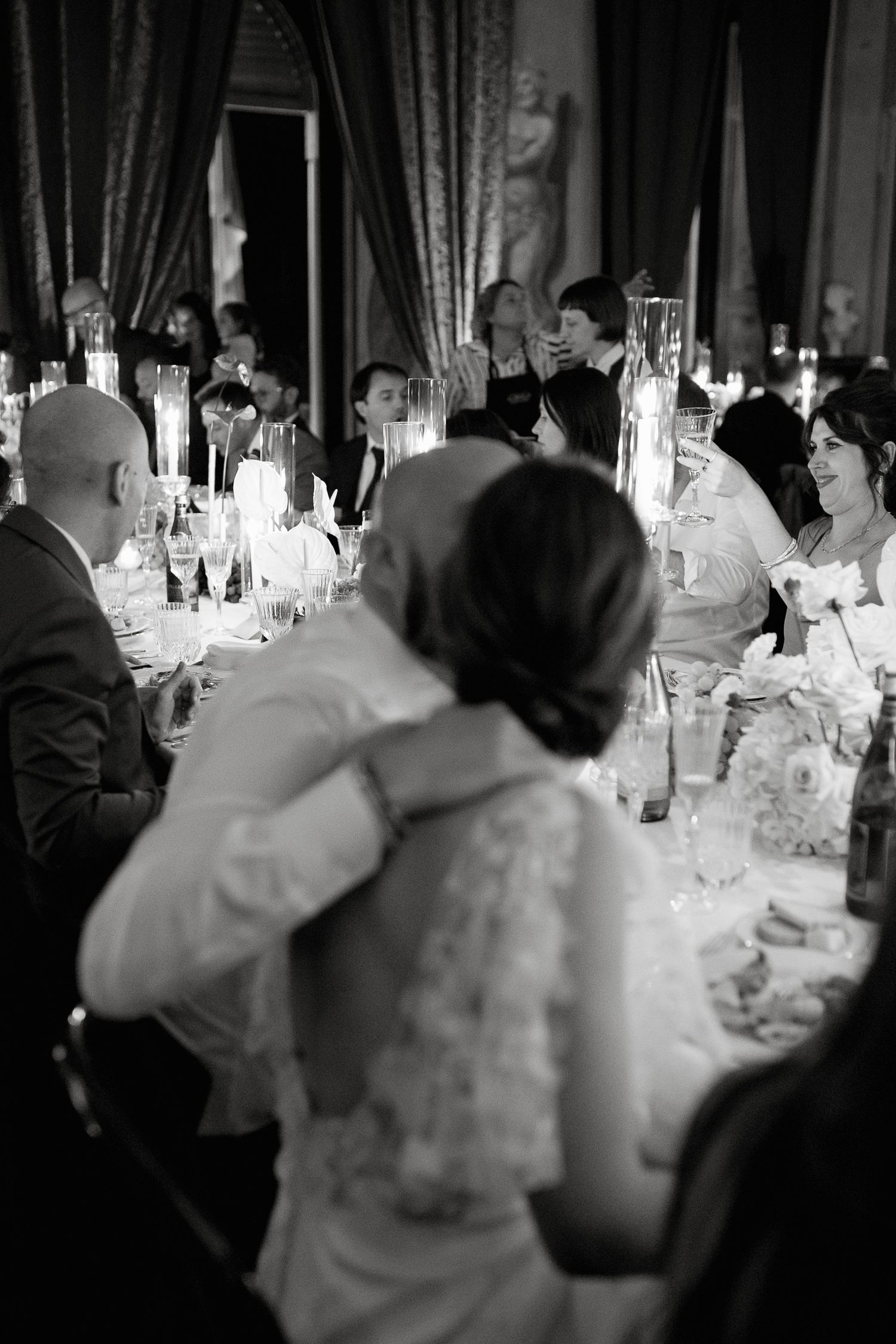Candid dinner moment in a Tuscan villa. Timeless and elegant wedding photography by Gradisca Portento.