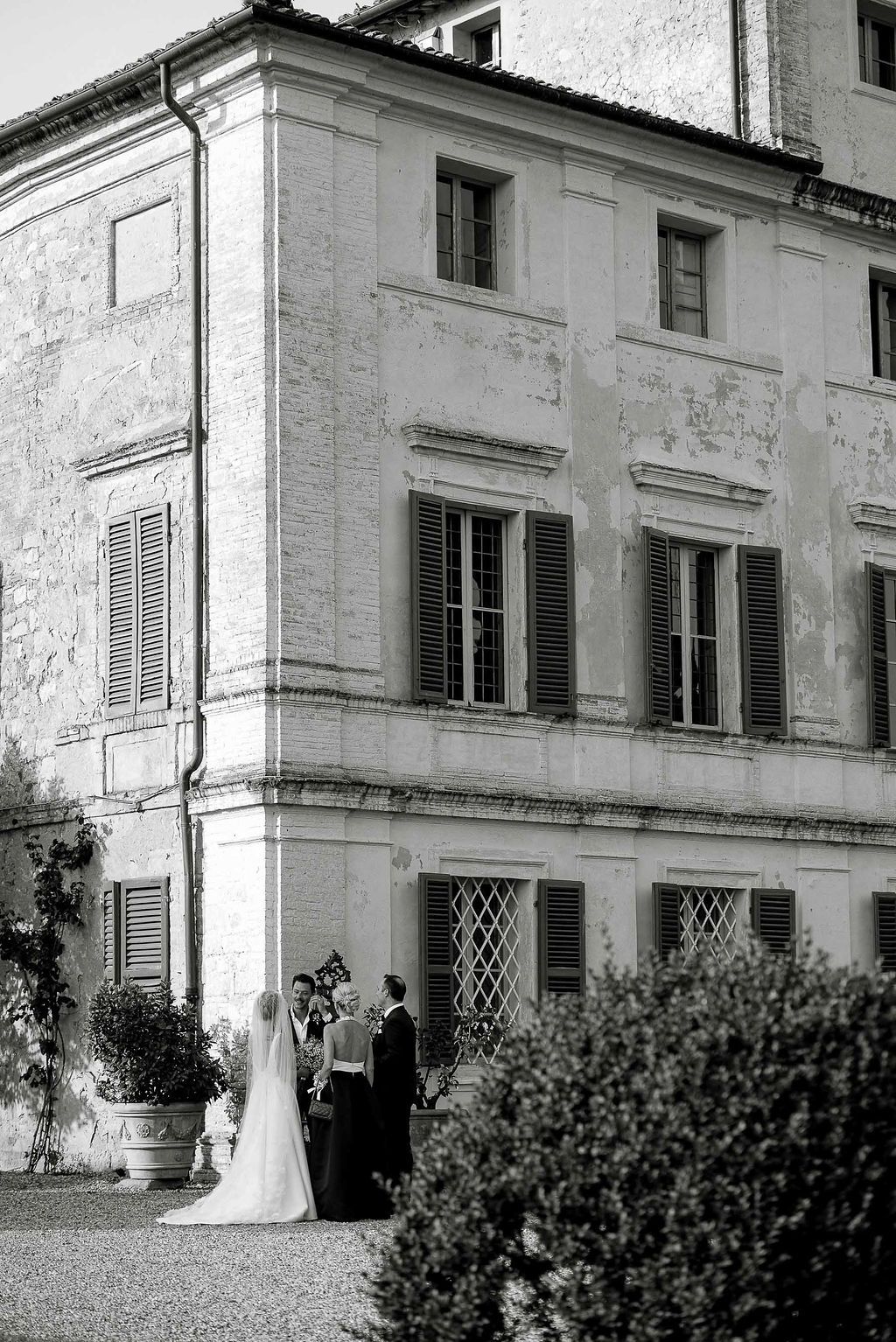 Chic cocktail hour at an intimate Tuscany destination wedding, captured in a sophisticated style by photographer Gradisca Portento