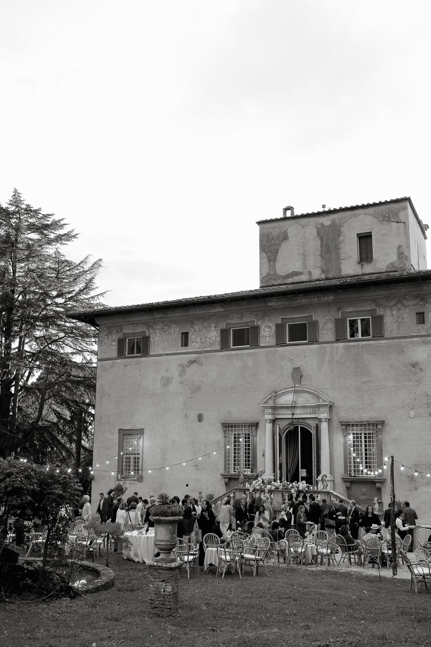 Total shot of a wedding cocktail at Villa di Corliano, Tuscany. An intimate, elegant atmosphere captured by photographer Gradisca Portento