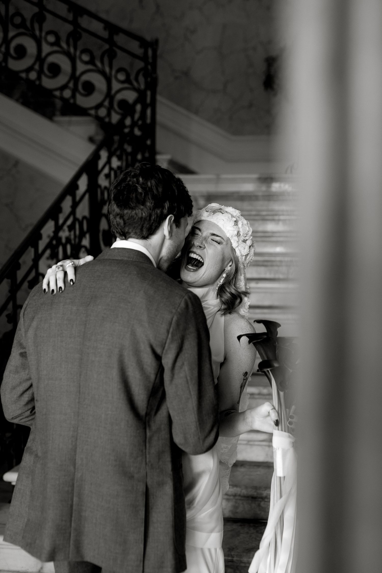Candid bride’s first look at a Tuscan villa. Vintage boutique style and joyful emotions by Gradisca Portento.