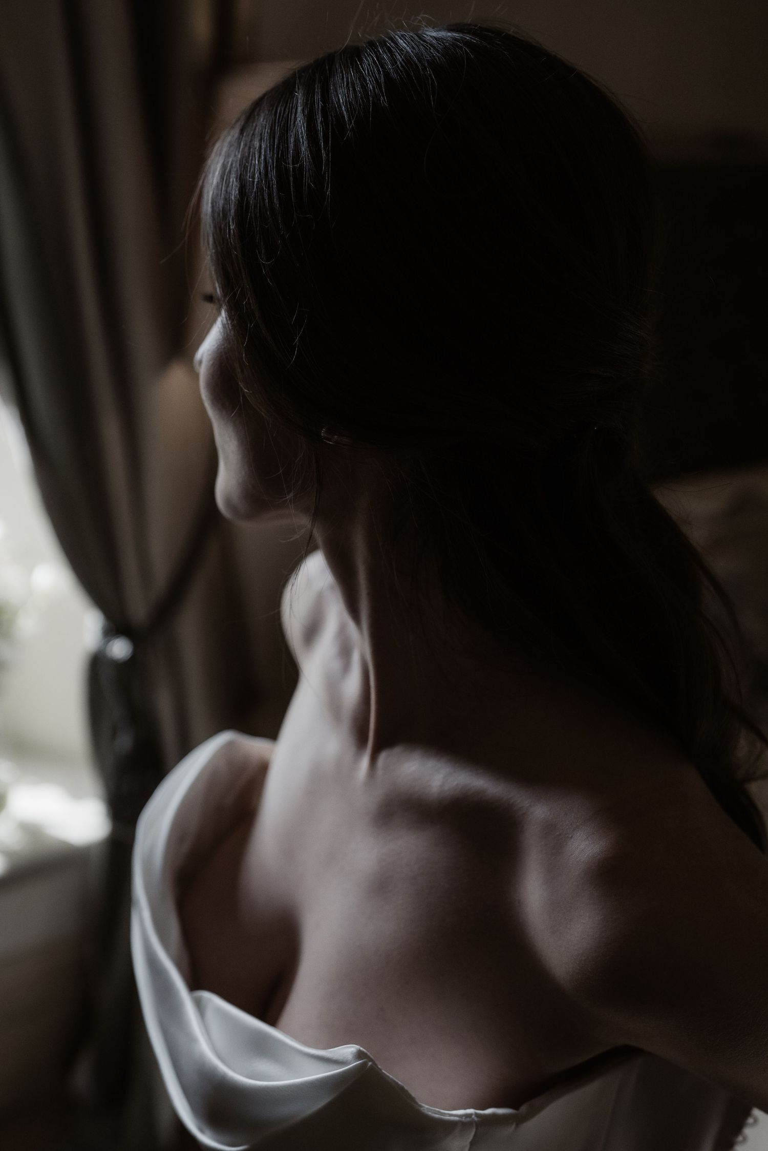 Quiet elegance: bride dressing at Borgo Santo Pietro. Timeless boutique wedding prep by Gradisca Portento.