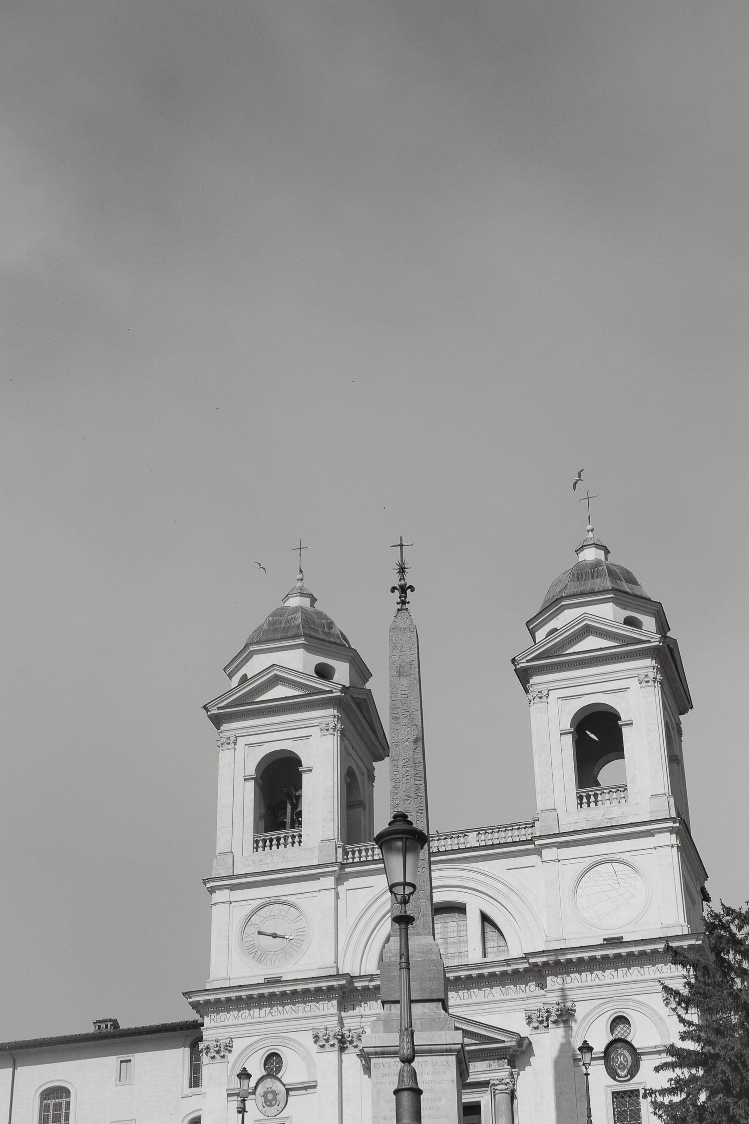 B&W detail of Trinità dei Monti in Rome. Elegant wedding shot in the Eternal City by Gradisca Portento.